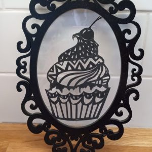 Camée - Cupcake en papier découpé, encadré