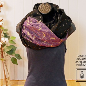 Foulard infini en coton noir aux motifs de flèches dorées