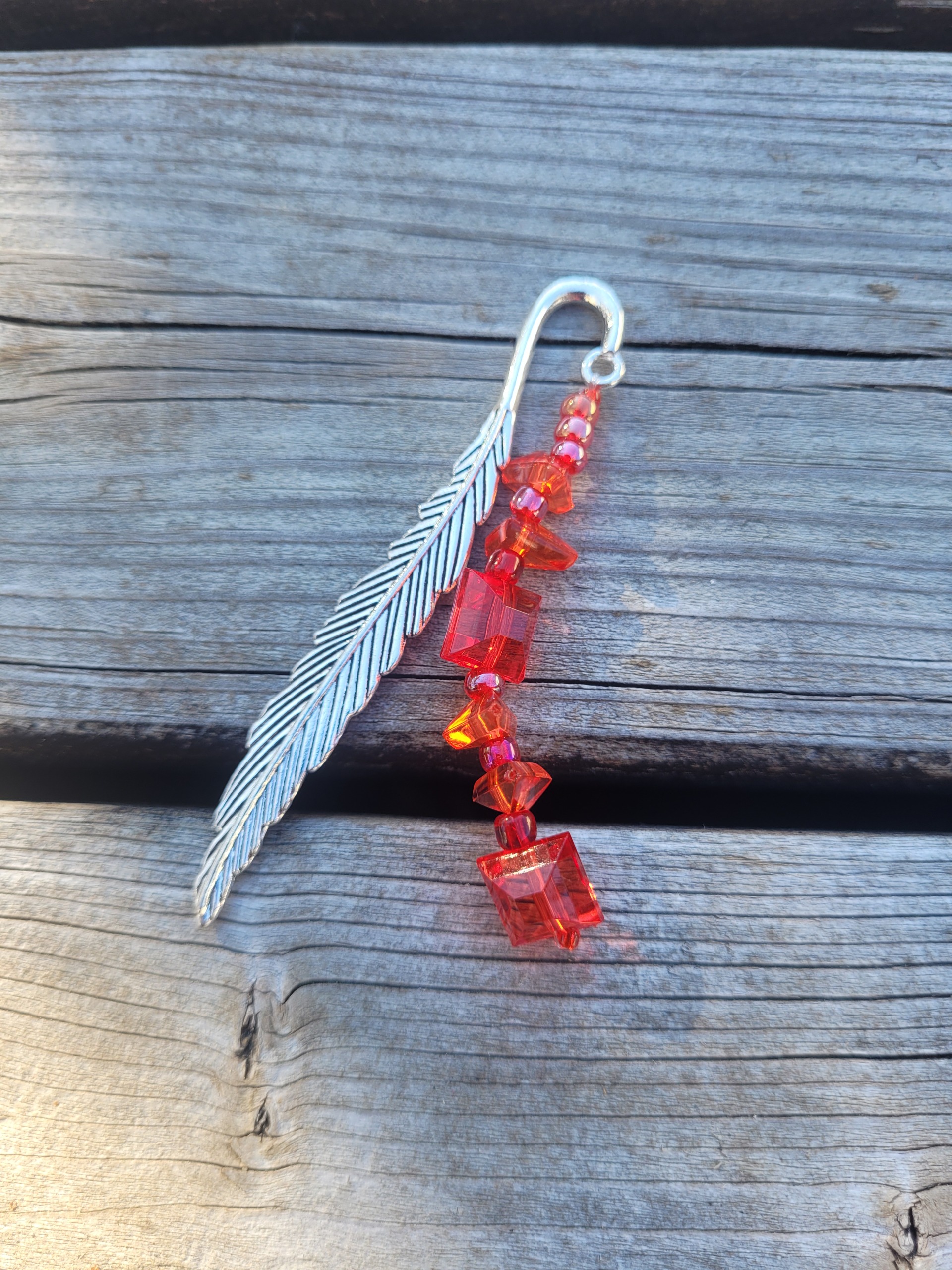 signet de perles -plume rouge