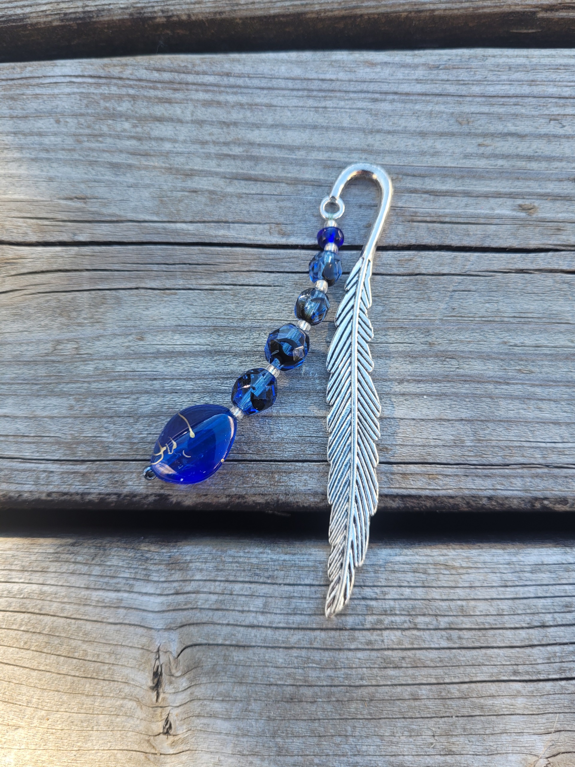 signet de perles -plume bleu