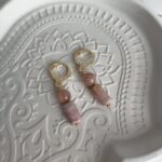 Boucles d'oreilles en Rhodonite et pierre de soleil – Image 2