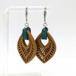 Boucles d'oreilles pendantes - bois et cuir - feuille (GL-AM 23-02-23) – Image 2