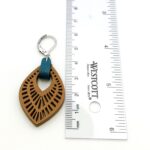 Boucles d'oreilles pendantes - bois et cuir - feuille (GL-AM 23-02-23) – Image 4