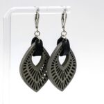 Boucles d'oreilles pendantes - bois et cuir - feuille (GL-AM 23-02-23) – Image 6