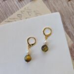 Boucles d'oreilles pierre œil de chat et perles d'eau douce – Image 4
