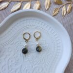 Boucles d'oreilles pierre œil de chat et perles d'eau douce – Image 2