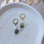 Boucles d'oreilles pierre œil de chat et perles d'eau douce
