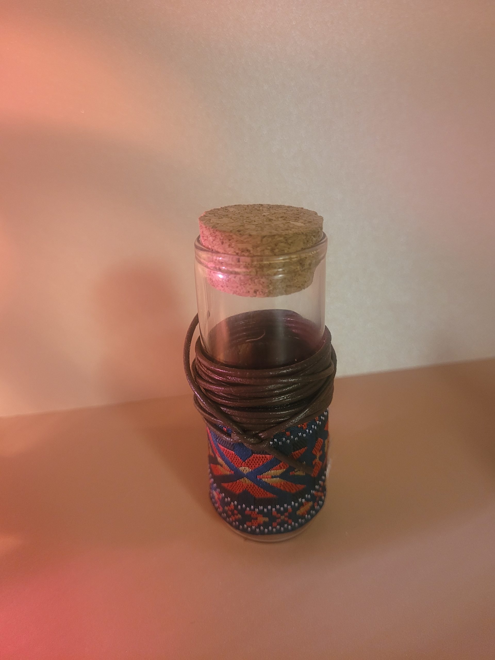 fiole de verre bleu et rouge