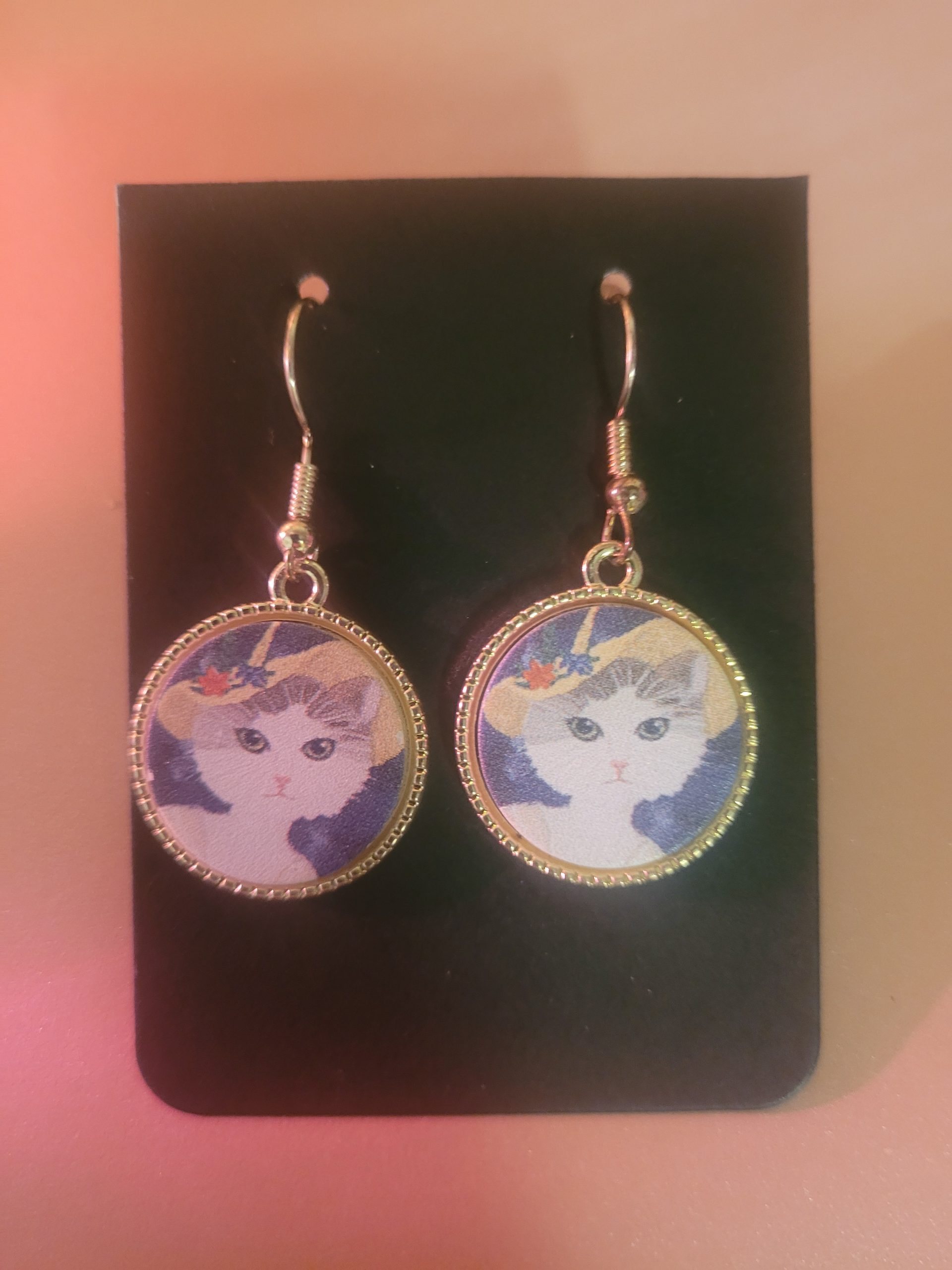 boucle d'oreille chat chapeau fleuris