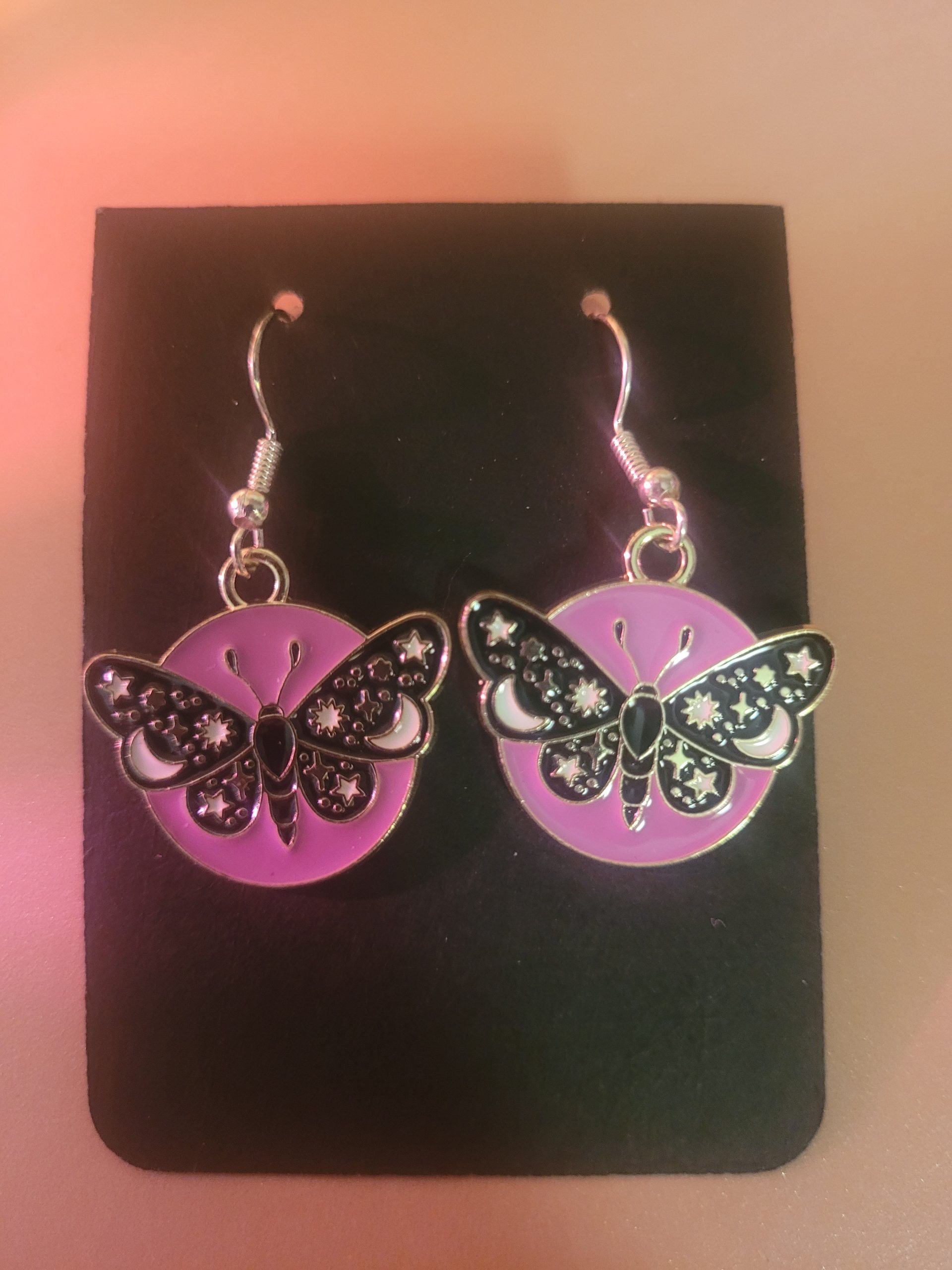 boucle d'oreille papillon noir rond rose