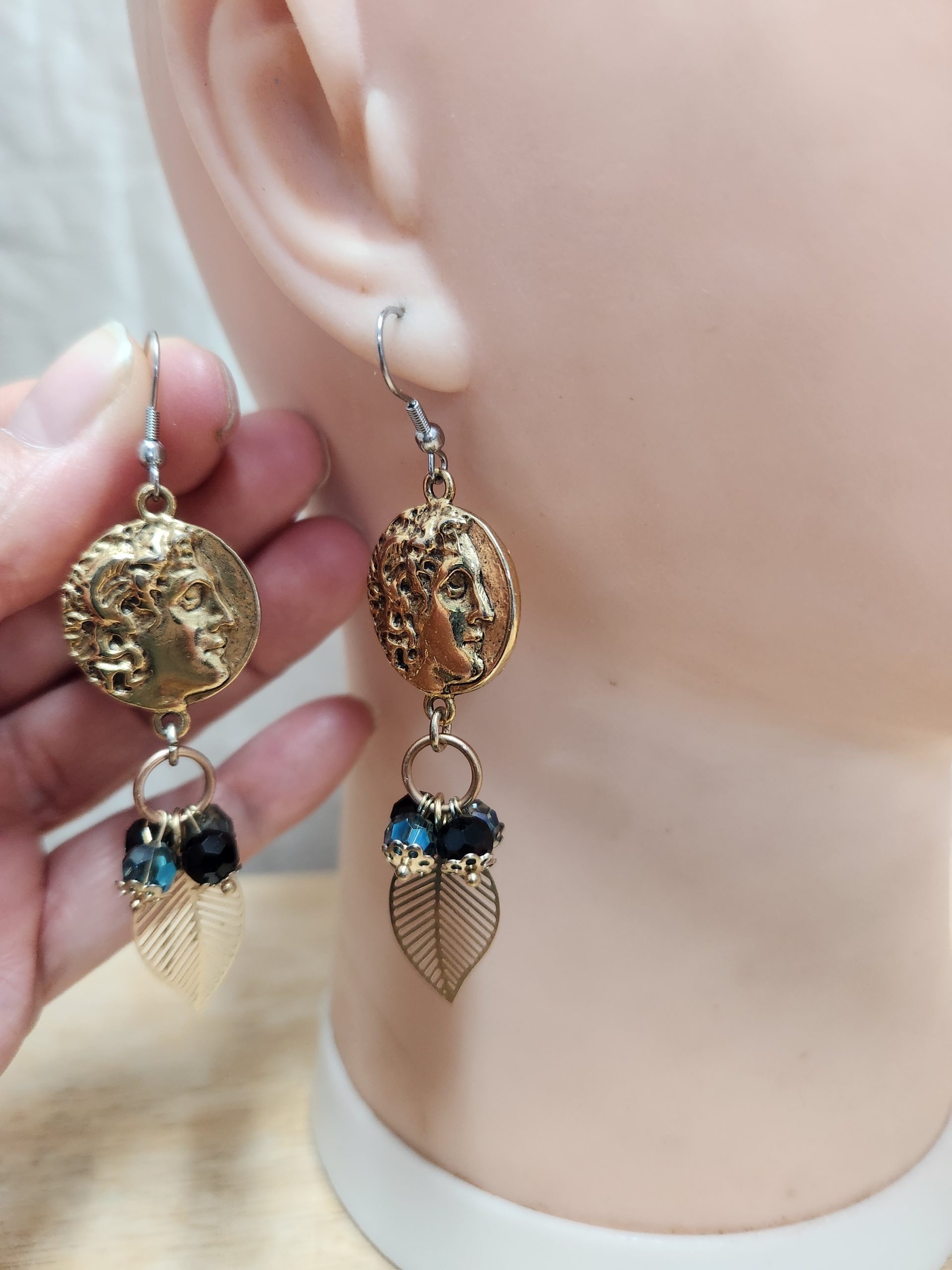 boucles oreille recyclées ancienne monnaie et feuille or avec billes bleues
