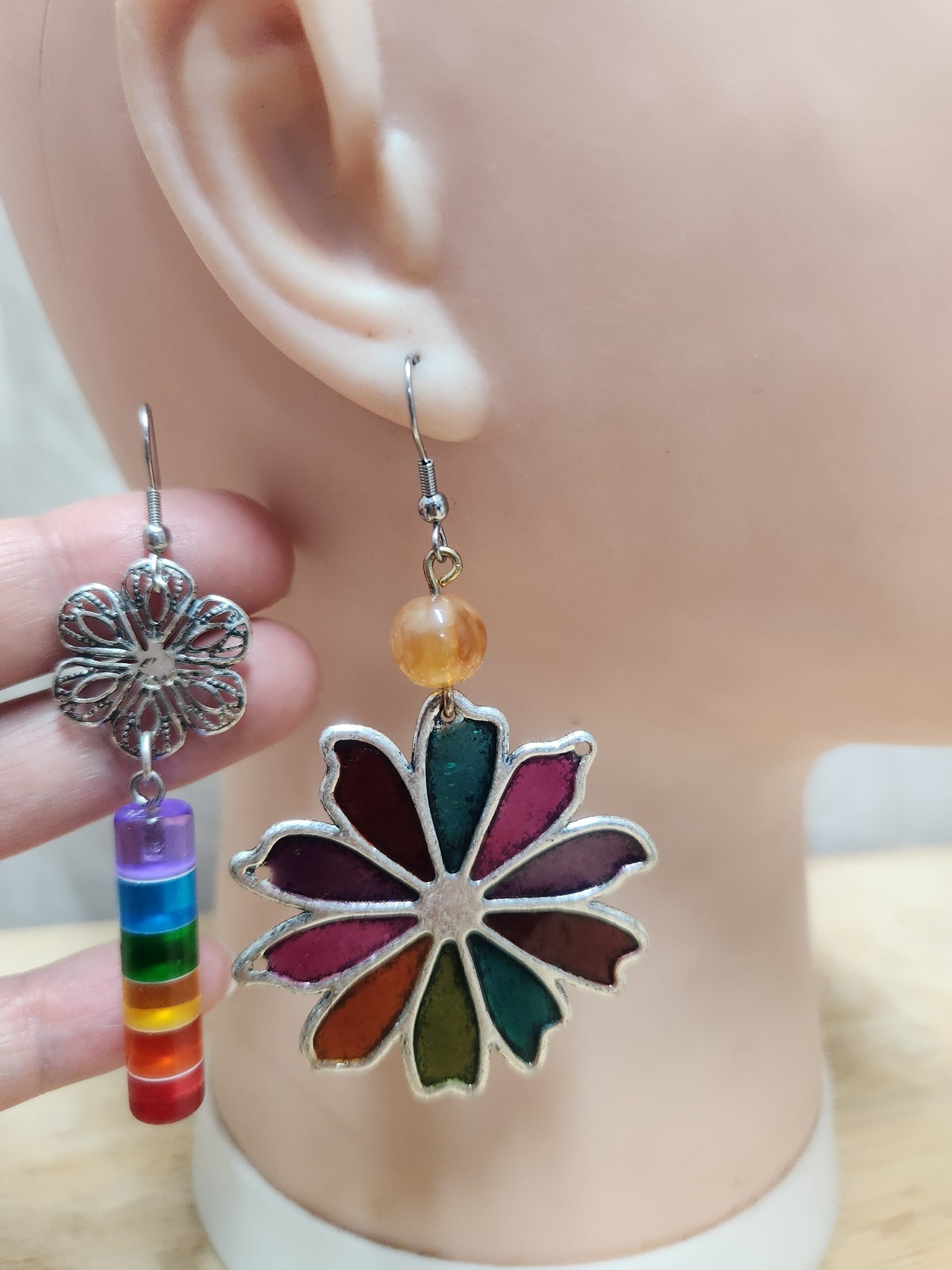 boucles oreille recyclées dépareillées cylindre et grande fleur couleur arc en ciel