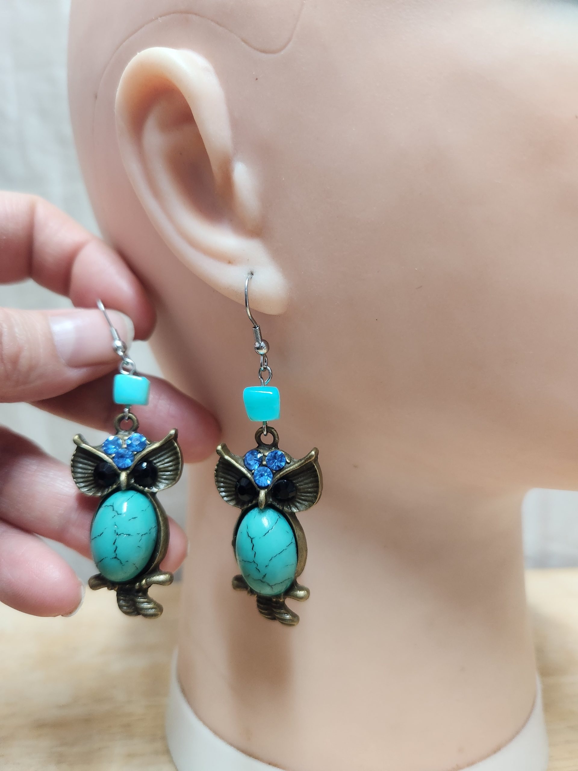 boucles oreille recyclées gros hiboux vieil or et turquoise et petit diament bleus