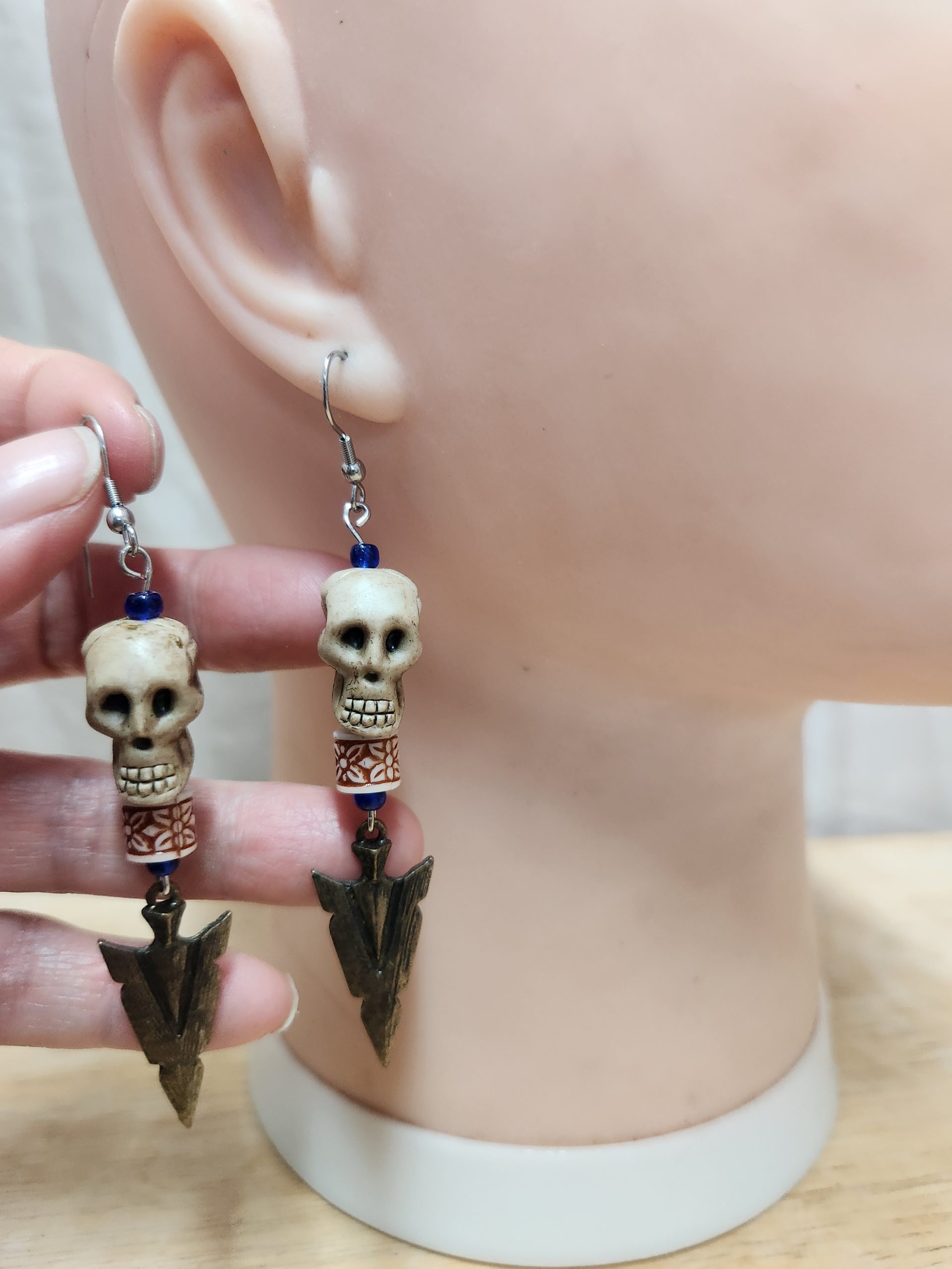boucles oreille recyclées flêche et tête de mort