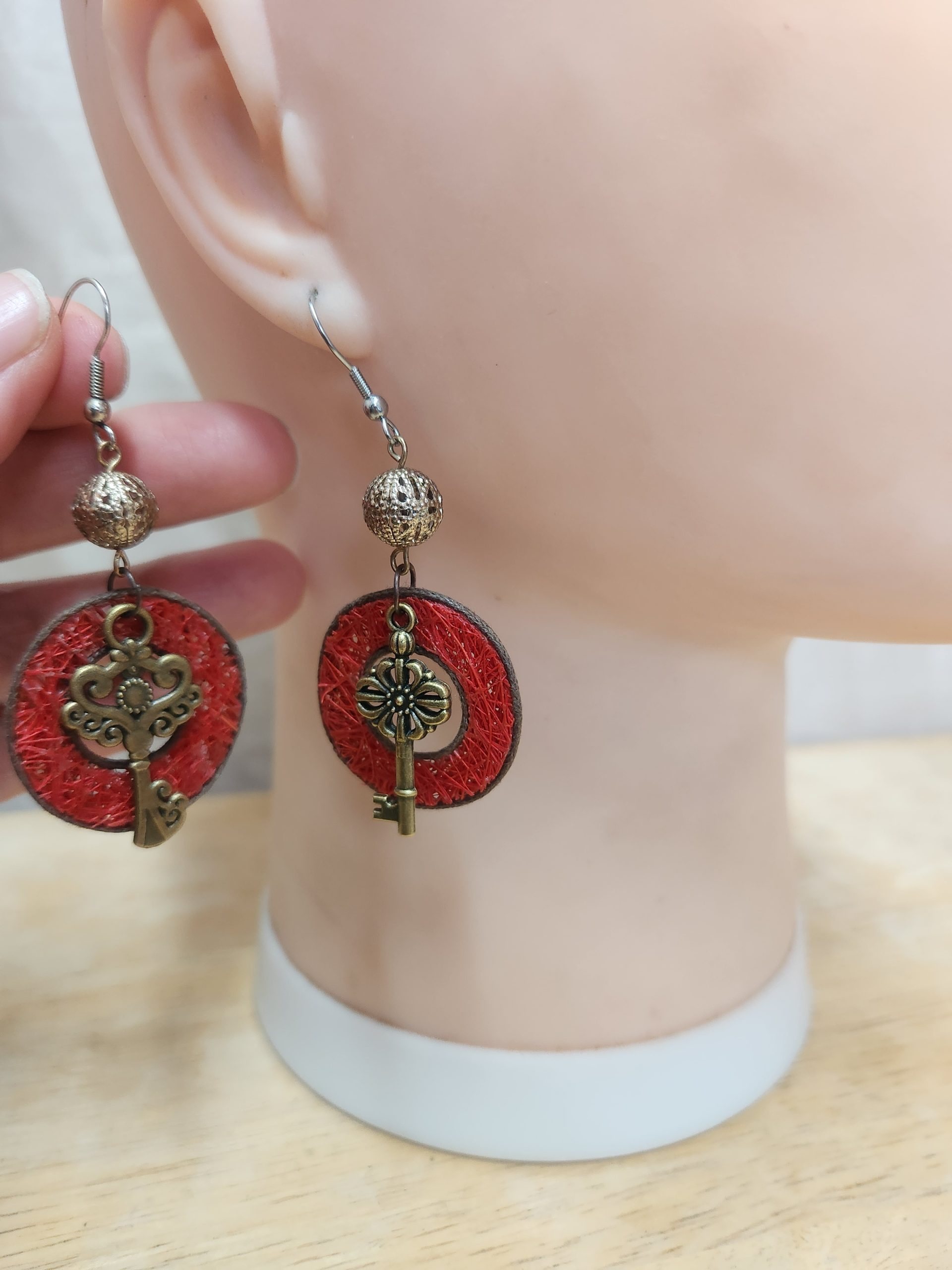 boucles oreille recyclées clef vieil or et rond en fibre rouge