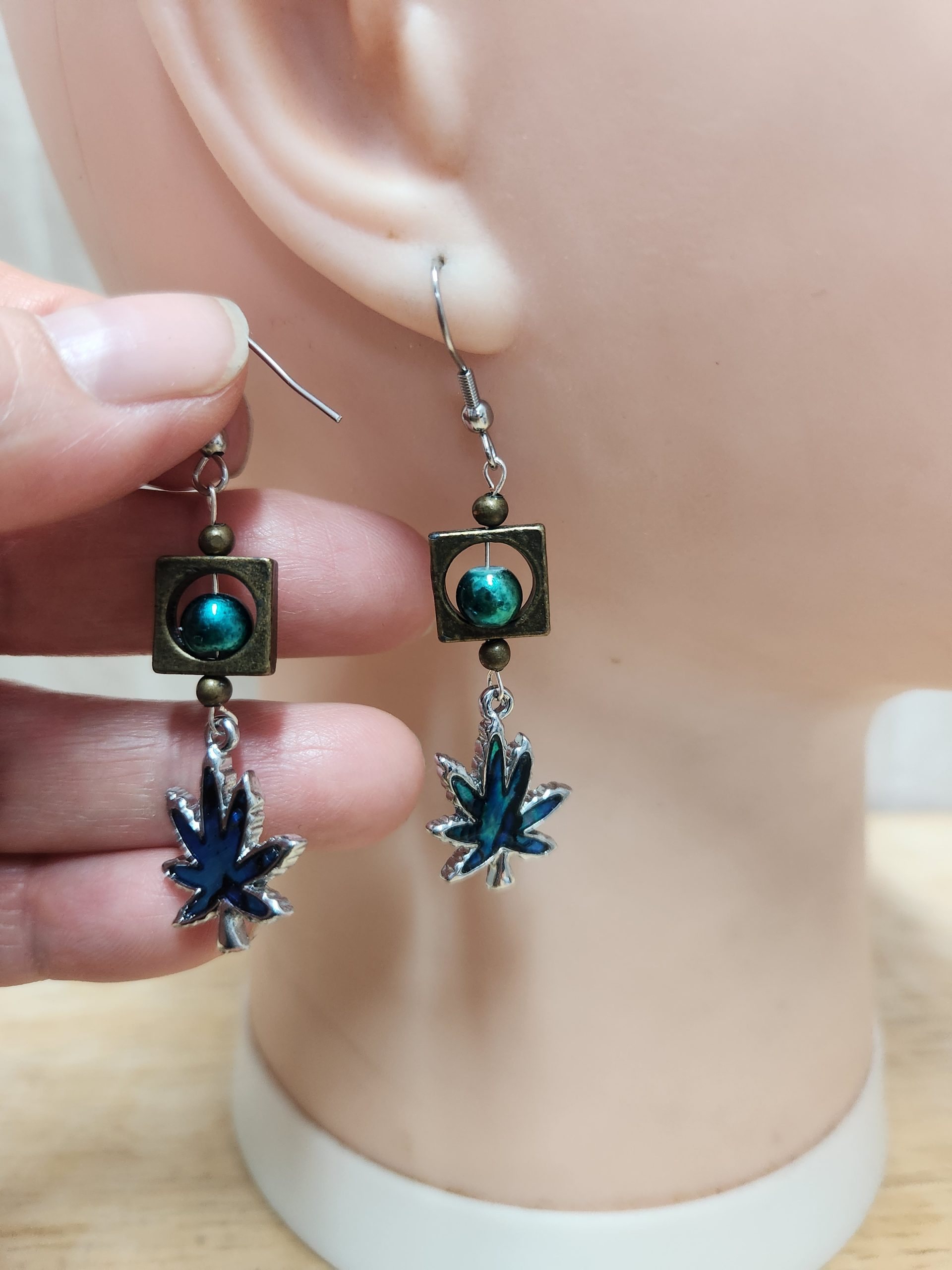 boucles oreille recyclées feuille de marijuana bleu
