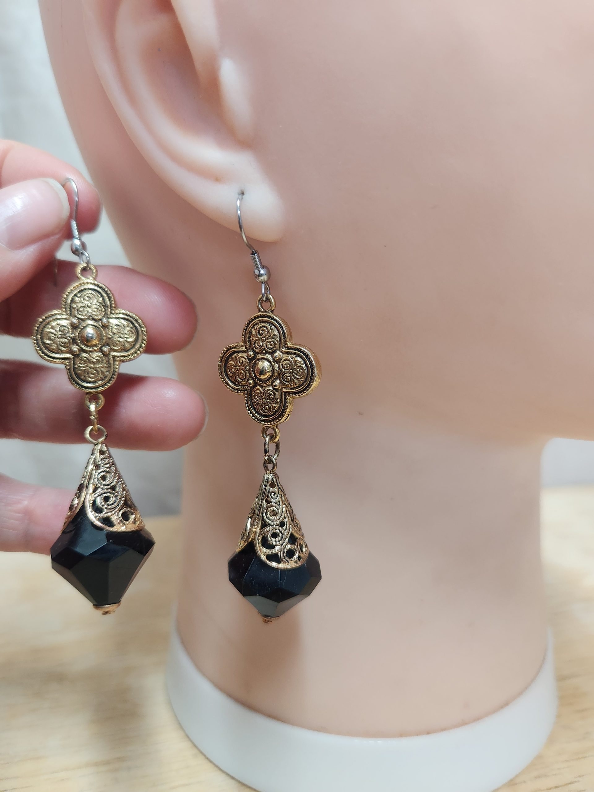 boucles oreille recyclées inspiration mediévale or et noir