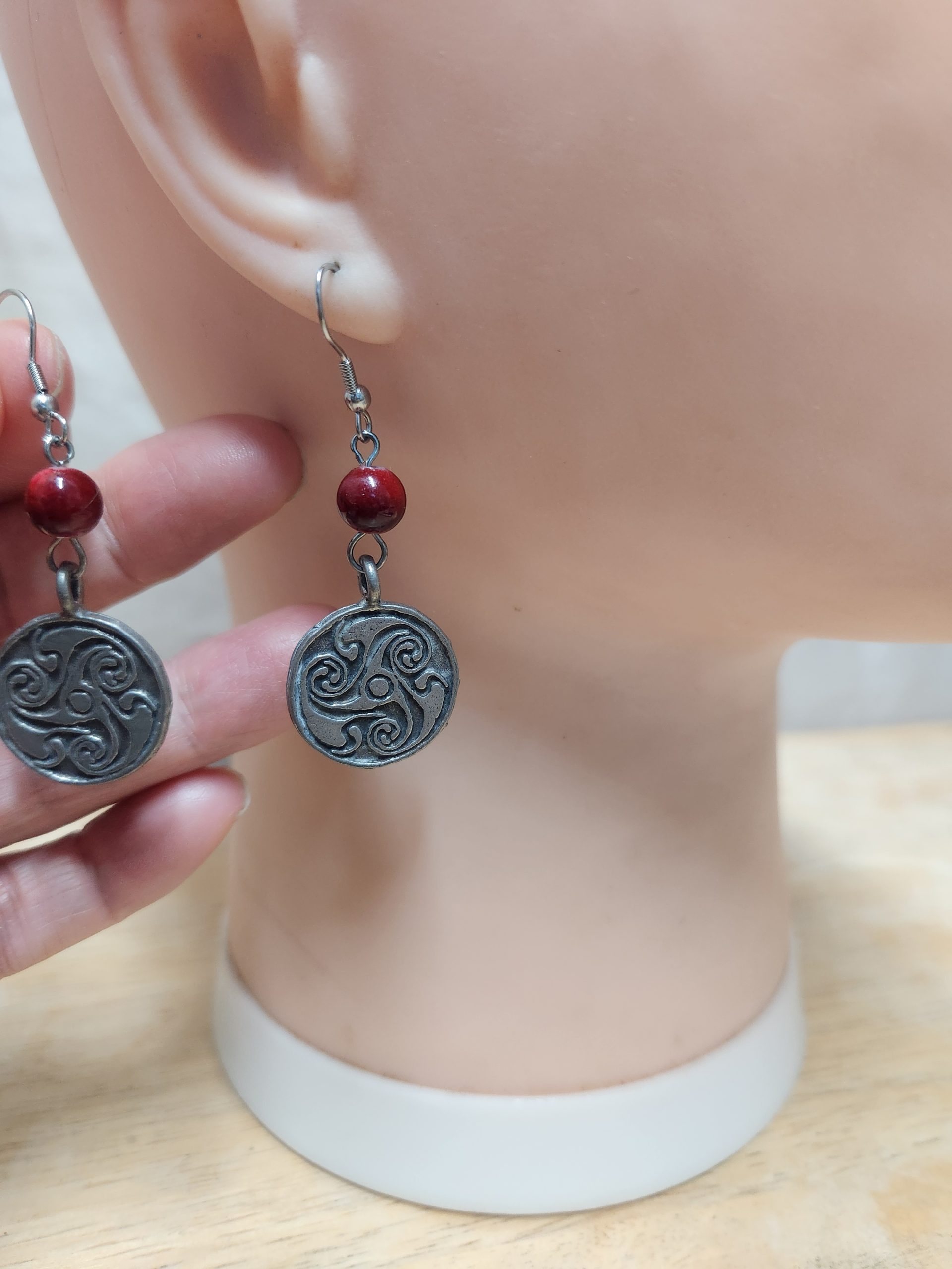 boucles oreille recyclées triskèle argent et bille rouge vin lignée or