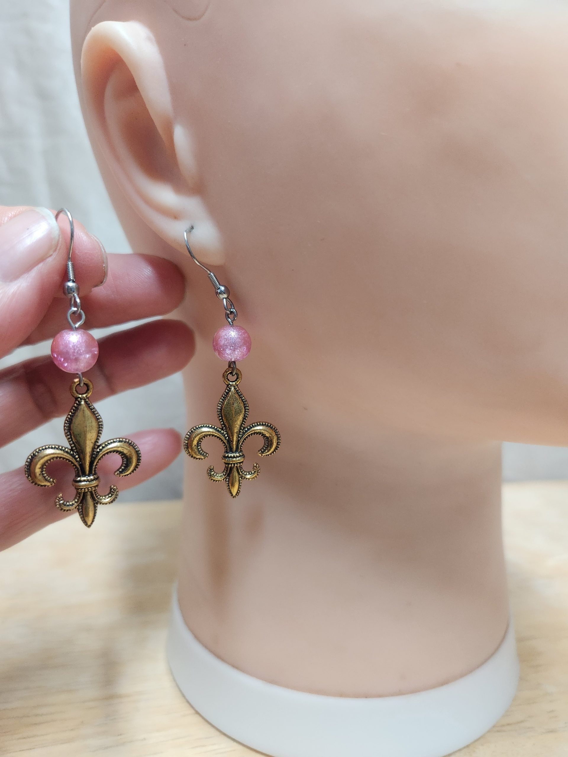 boucles oreille recyclées fleur de lys vieil or et bille rose