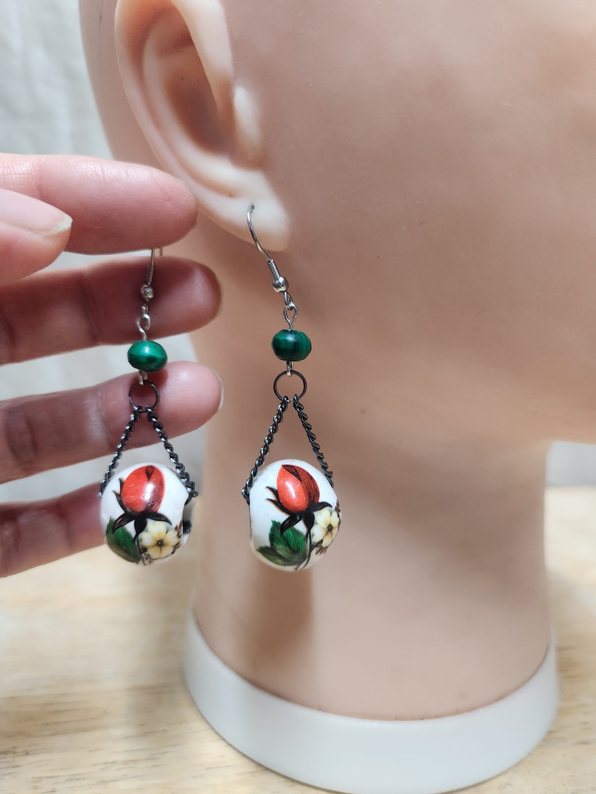 boucles oreille recyclées bille porcelaine blanche tulipe rouge avec chaine noir et bille verte