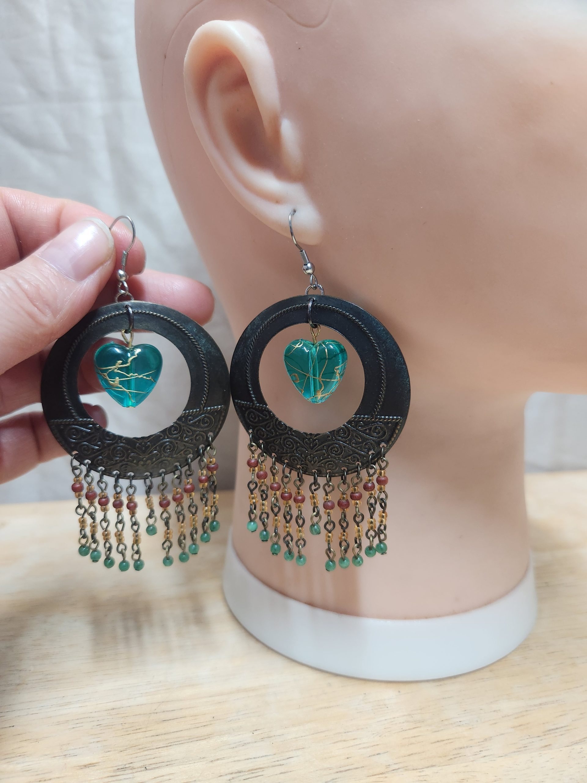boucles oreille recyclées hippie chic hobo anneaux or noirci coeur turquoise et chainettes à billes