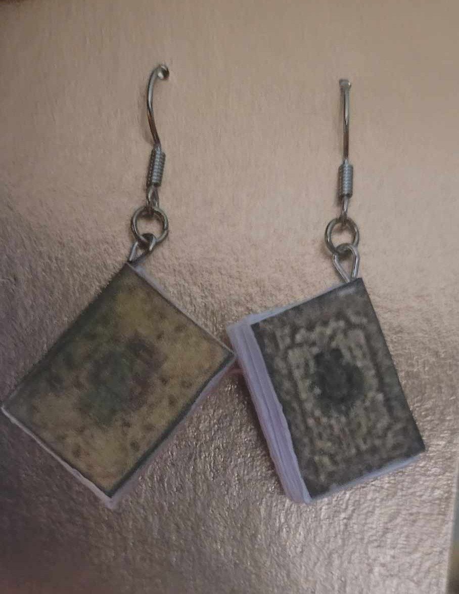 boucle d'oreille de livre