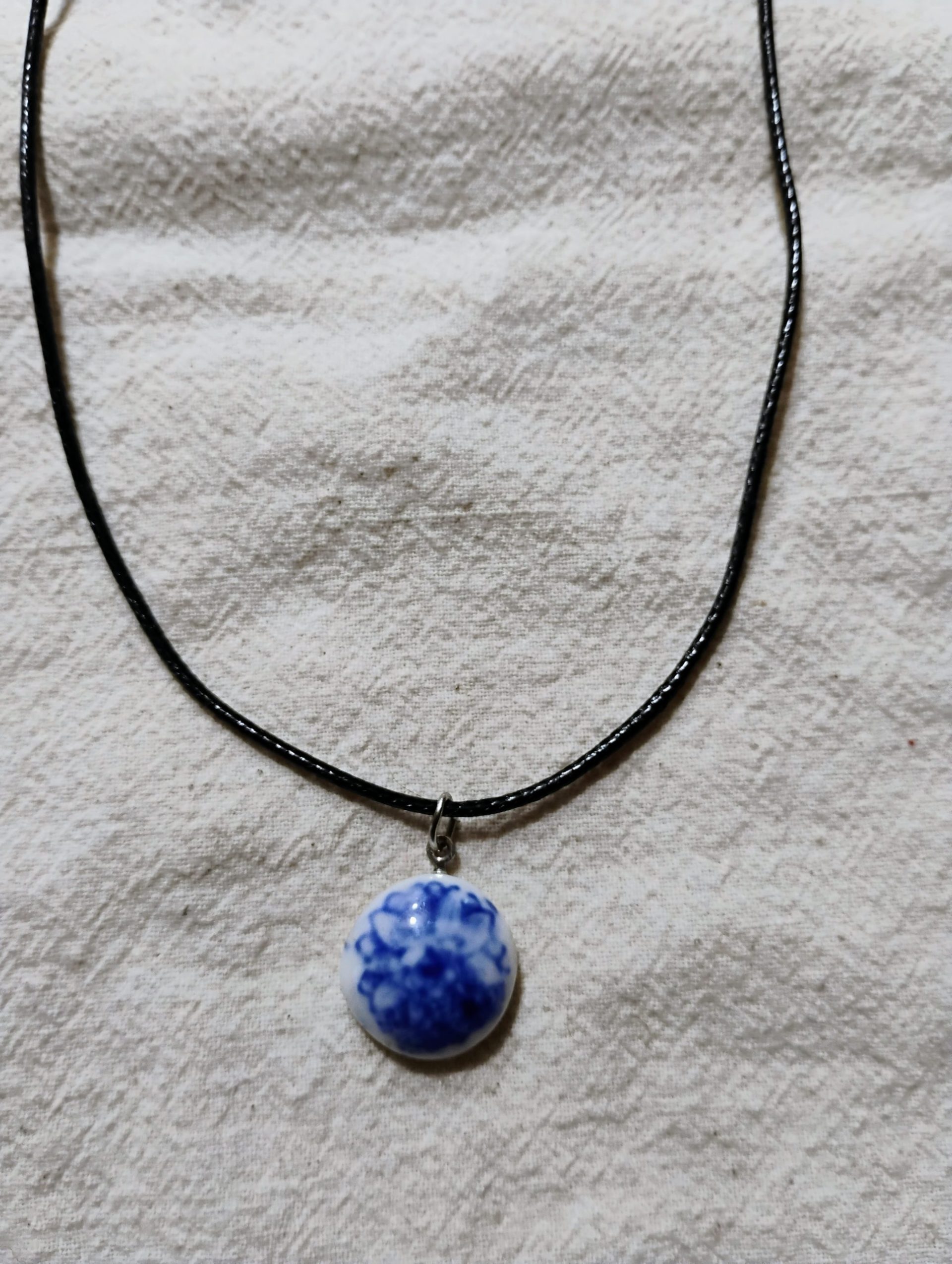 Collier en porcelaine antique motif floraux