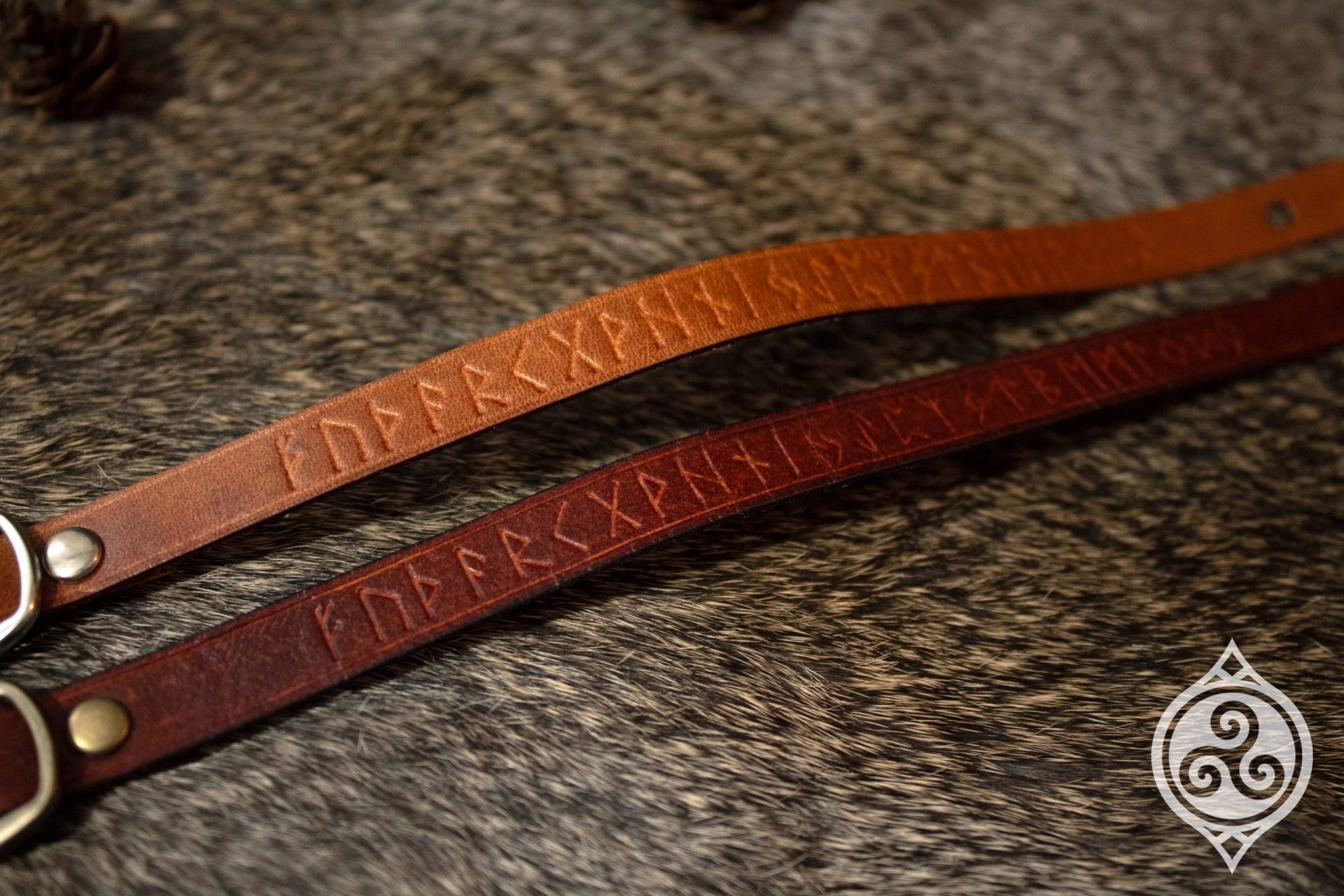 Bracelet runique en cuir