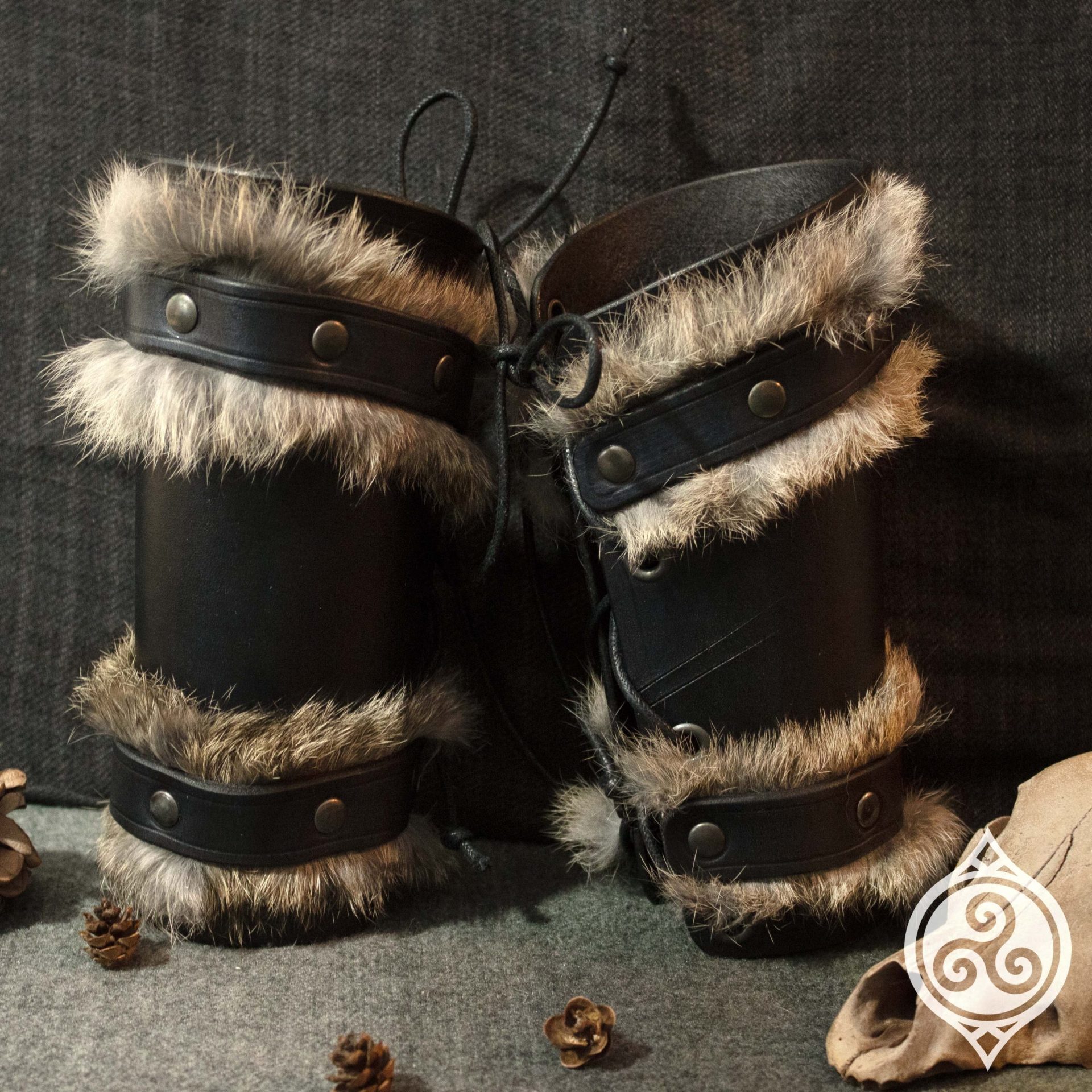 Brassards barbare fourrure noir