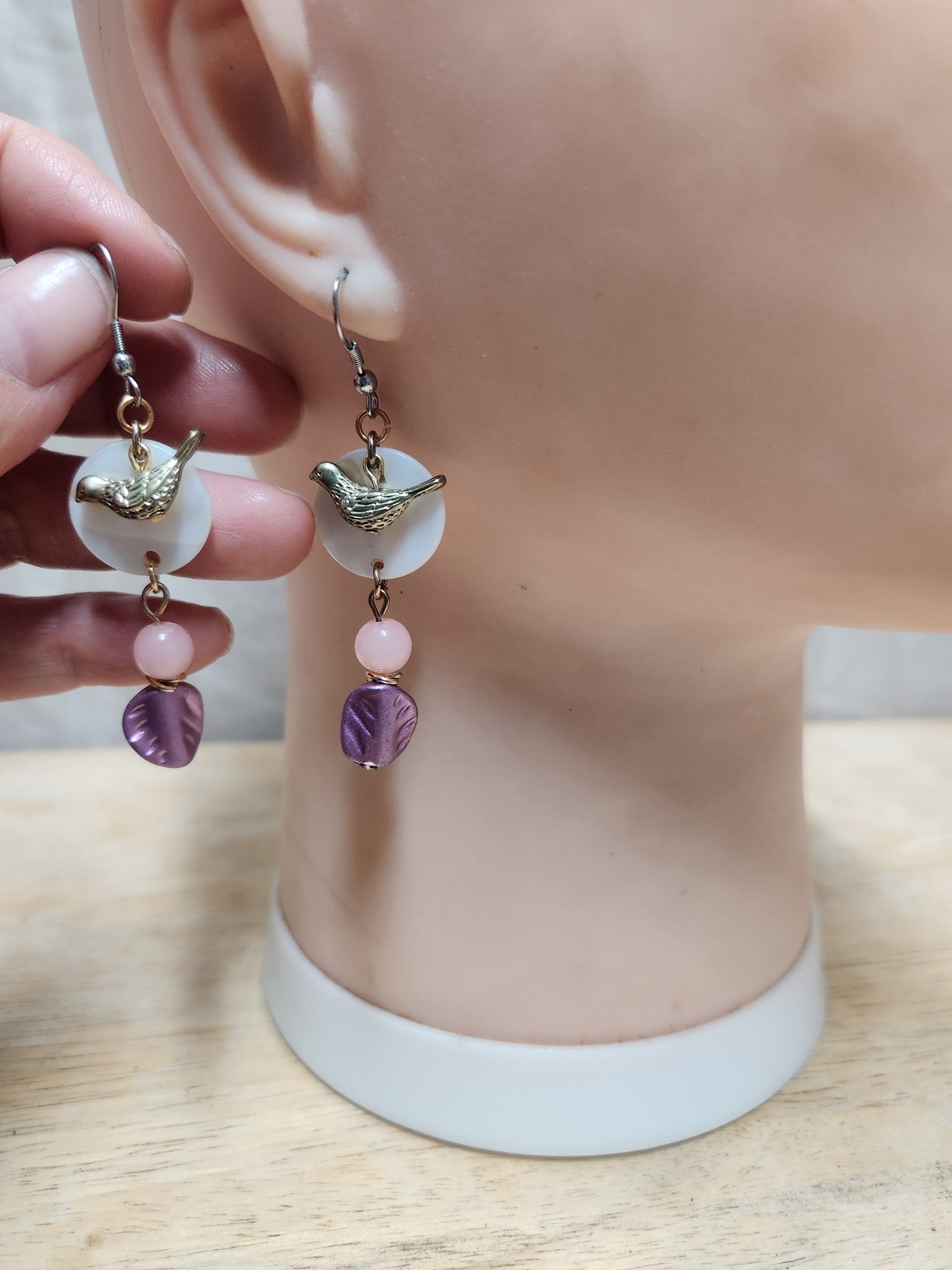 boucles oreille recyclées oiseau or et bille et feuille rose