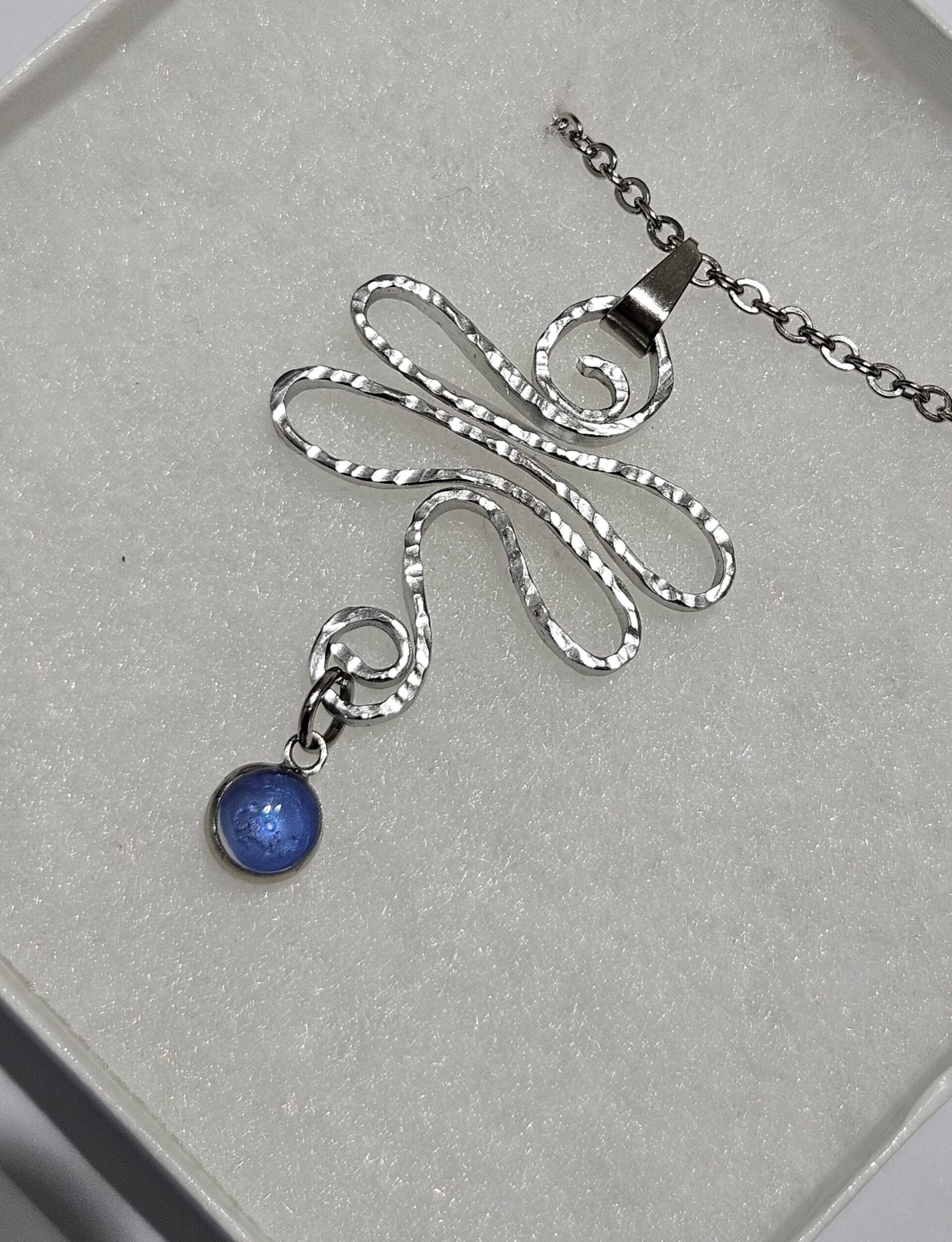 Collier libellule bleue