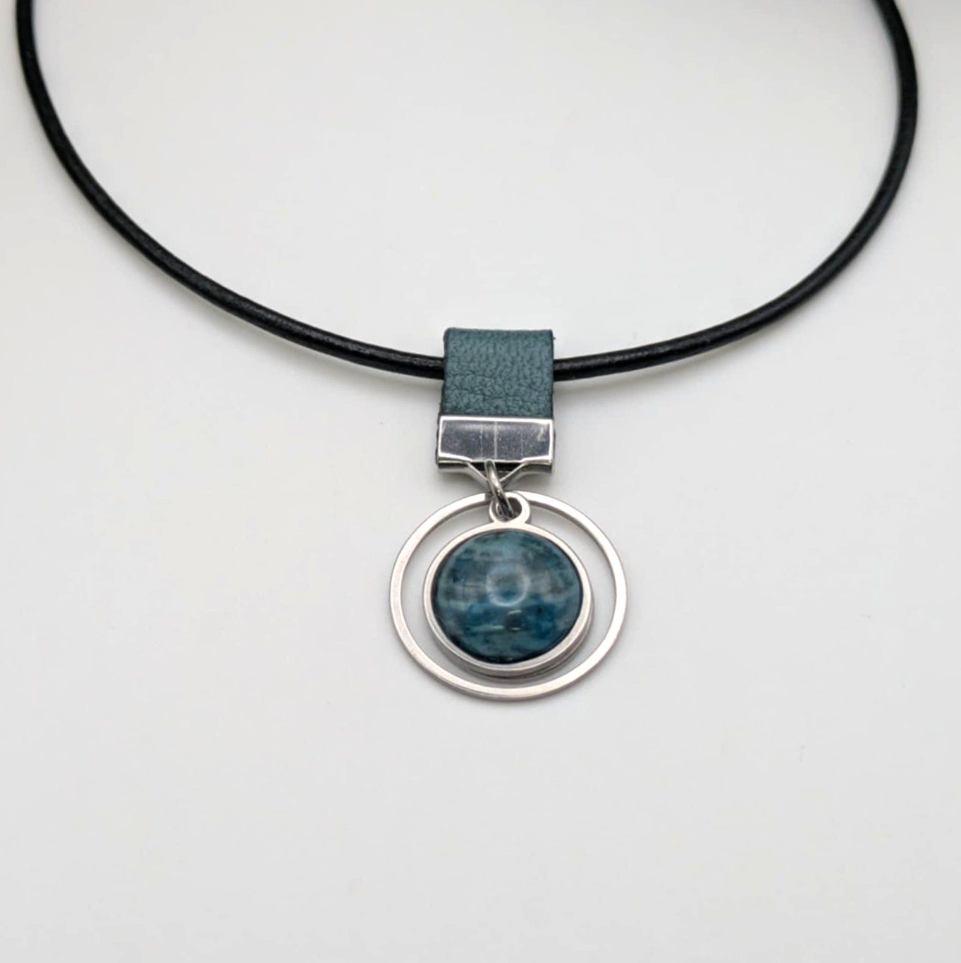 Collier en cuir - pierre (GL-AM 31-05-07)