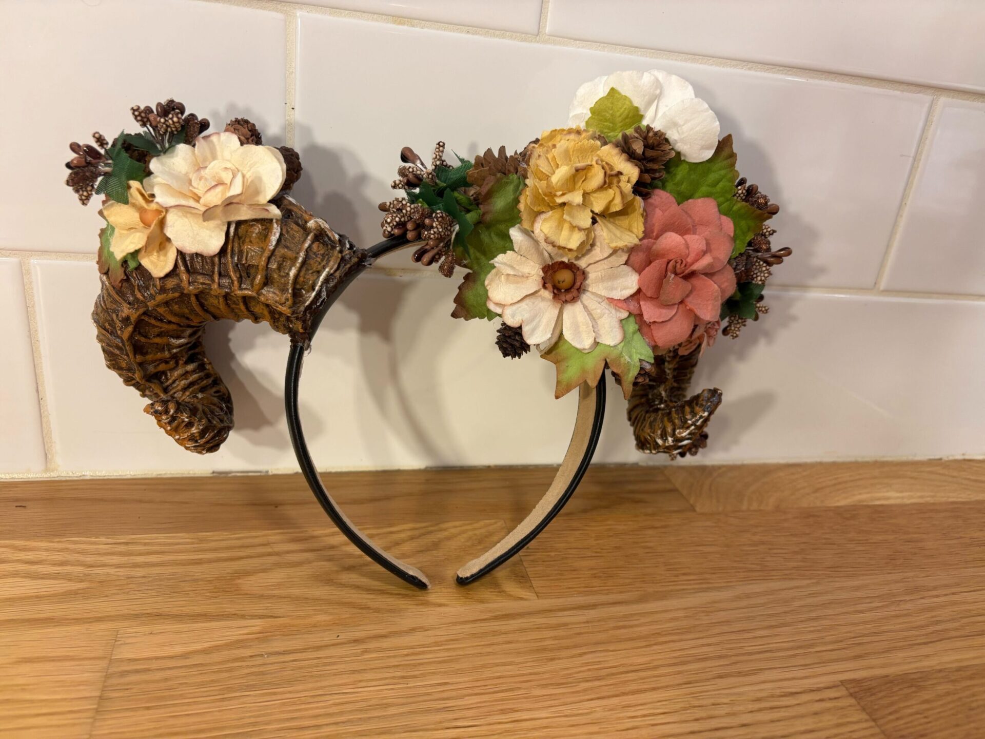 Cornes de papier décoré romantique (155$)