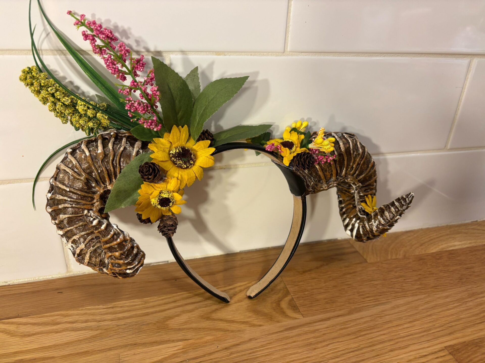 Cornes de papier marguerites jaunes (155$)