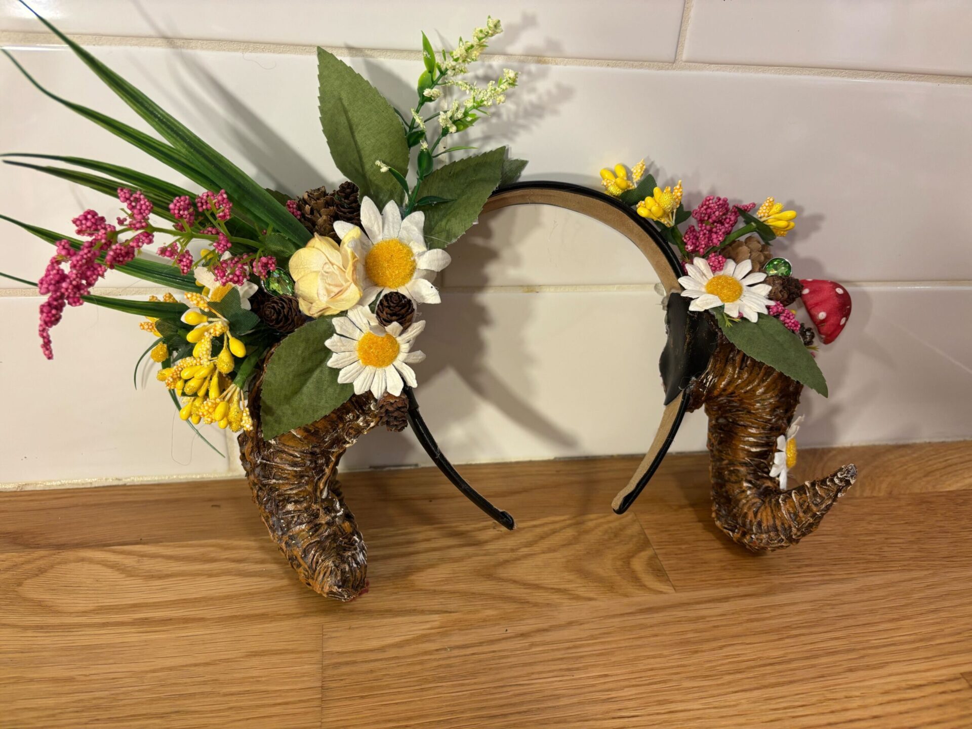 Cornes de papier marguerites blanches (155$)