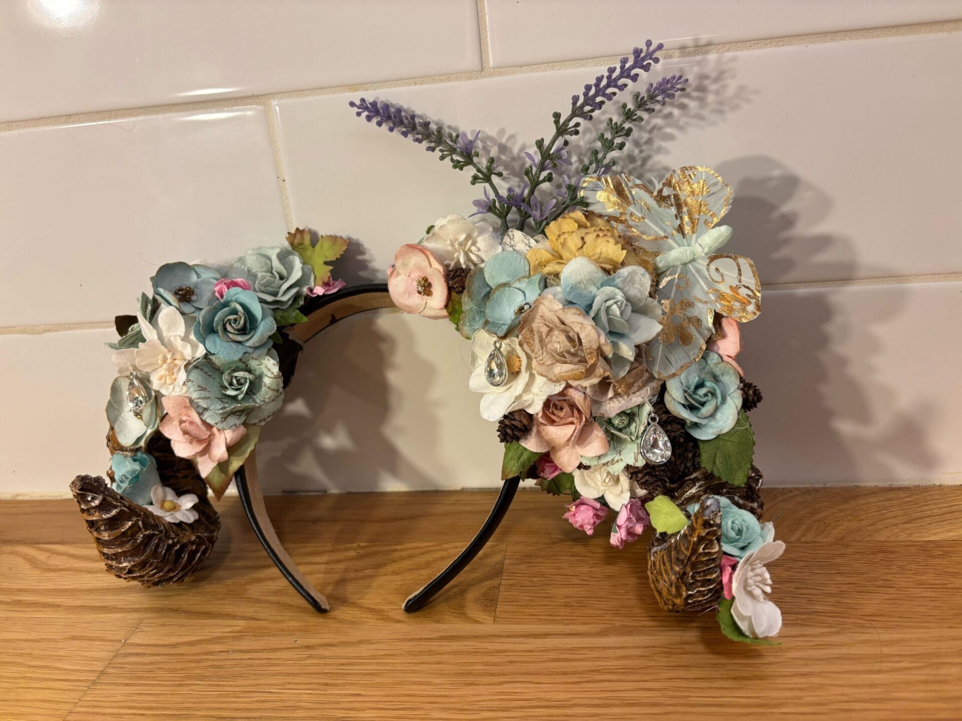 Cornes de papier fleurs bleu poudre et bijoux argent (195)