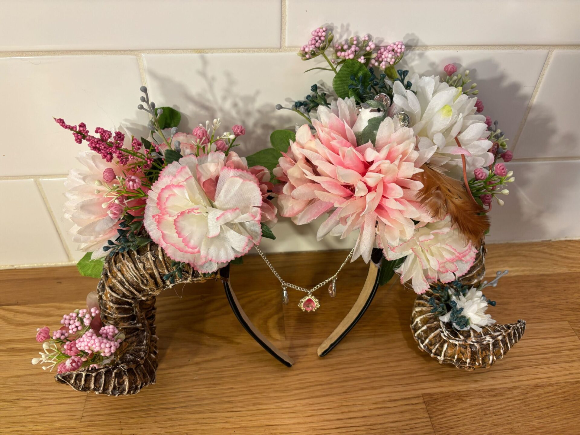 Cornes de papier fleurs roses et blanches, chaîne argent et bijoux roses (230$)