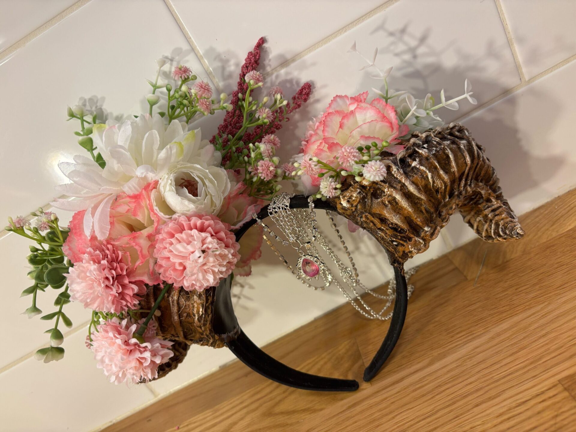 Cornes de papier bijou rose et chaînes argent, pompoms roses (210$)