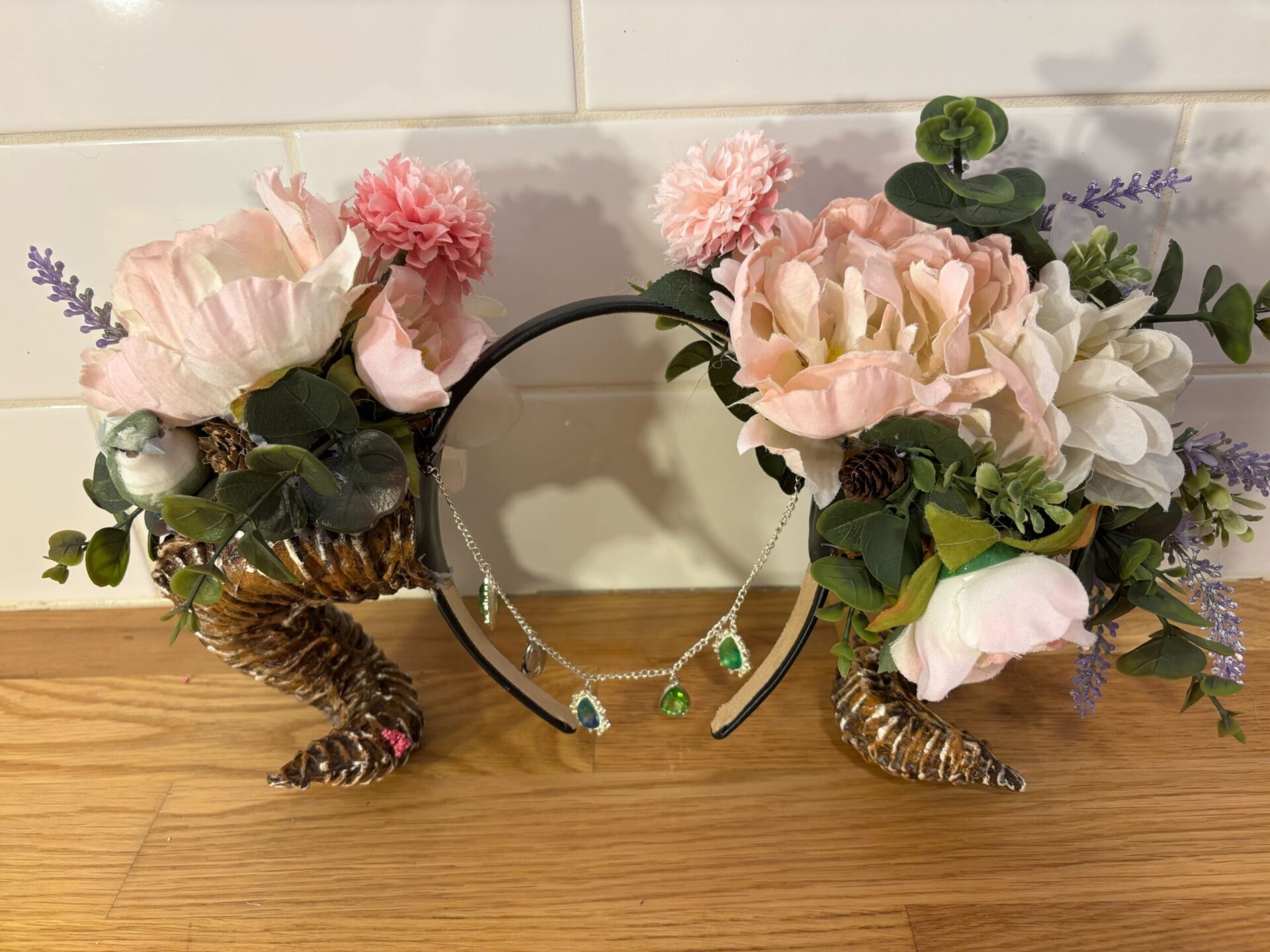 Cornes de papier chaîne argent aux bijoux verts, eucalyptus et fleurs roses (225$)