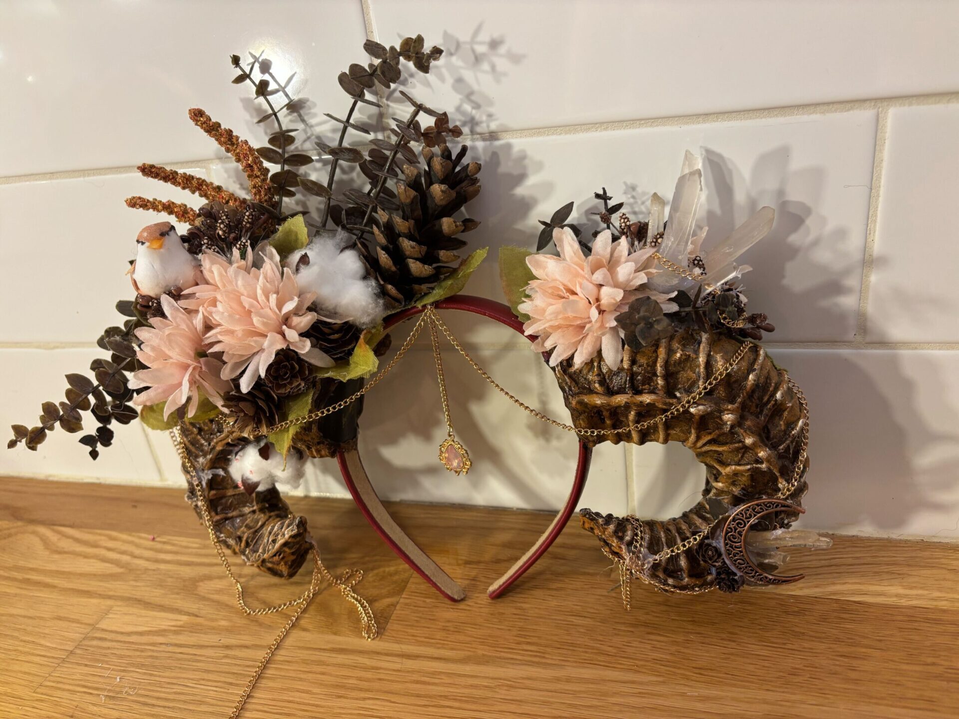 Cornes en papier arrangement naturel avec cristaux et chaînnettes dorées, bijou or en avant (265$)