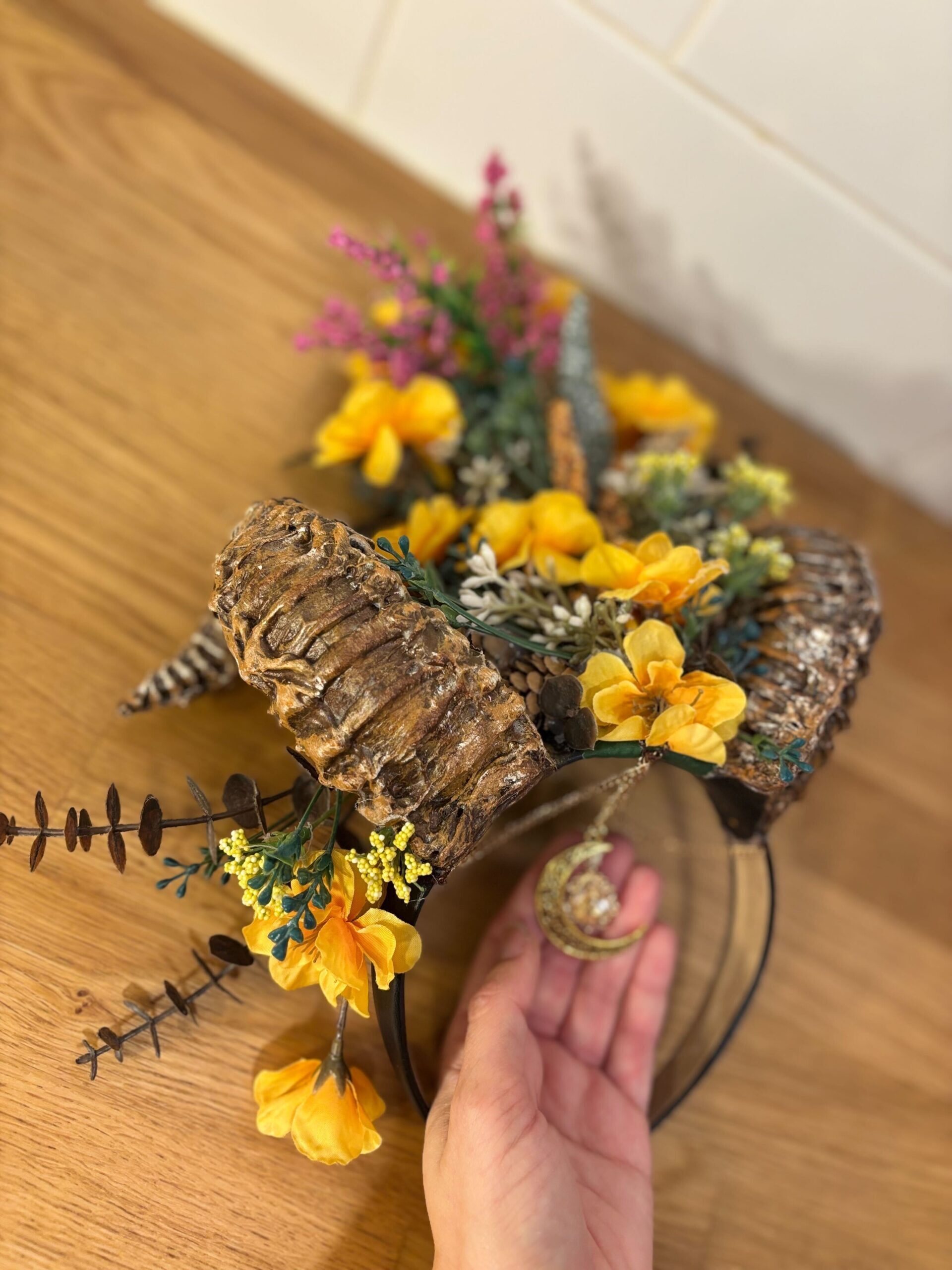 Cornes de papier arrangement jaune en hauteur et bijou lune à l'avant (210$)