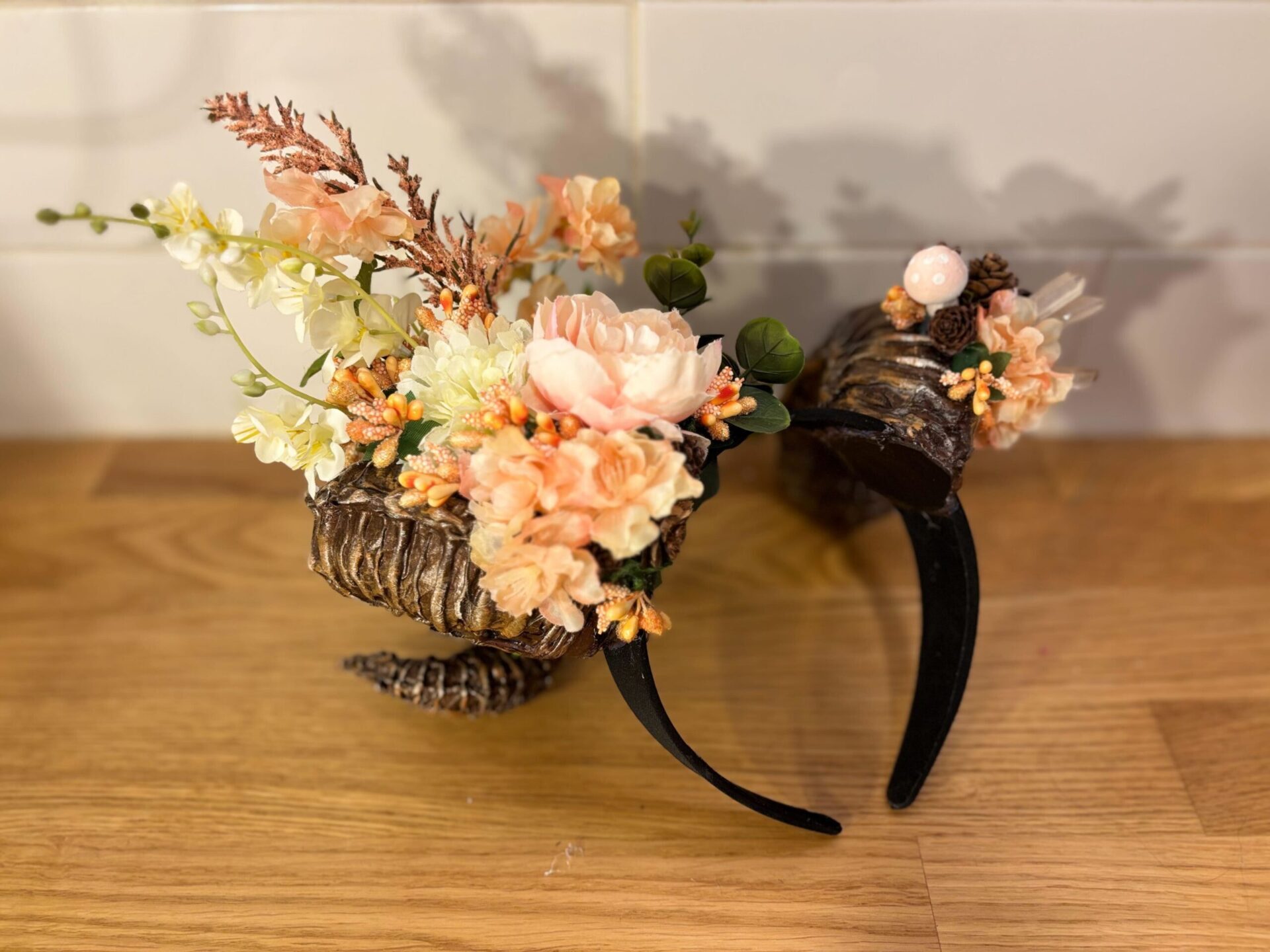 Cornes de papier arrangement orange en hauteur avec champignon et cristaux (220$)