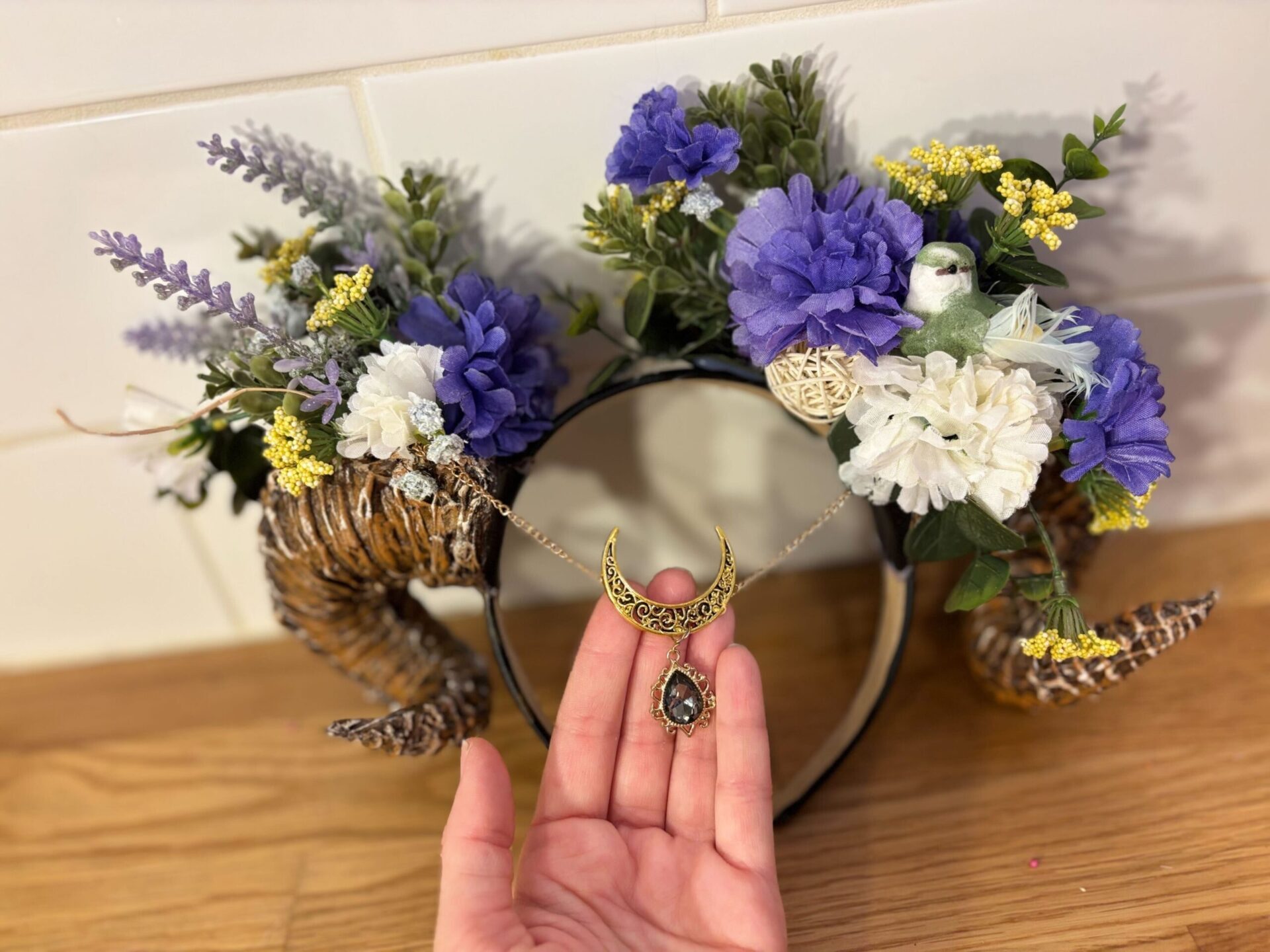 Cornes de papier fleurs bleu-mauve, lune or, bijou gris sur chaîne dorée (225$)