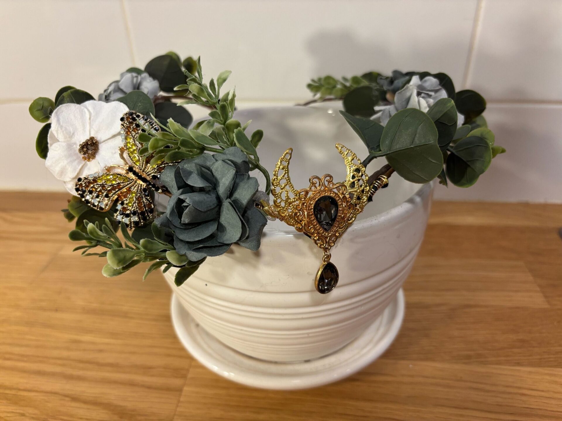 Diadème elfique papillon et pierre doré et noir-gris (110$)