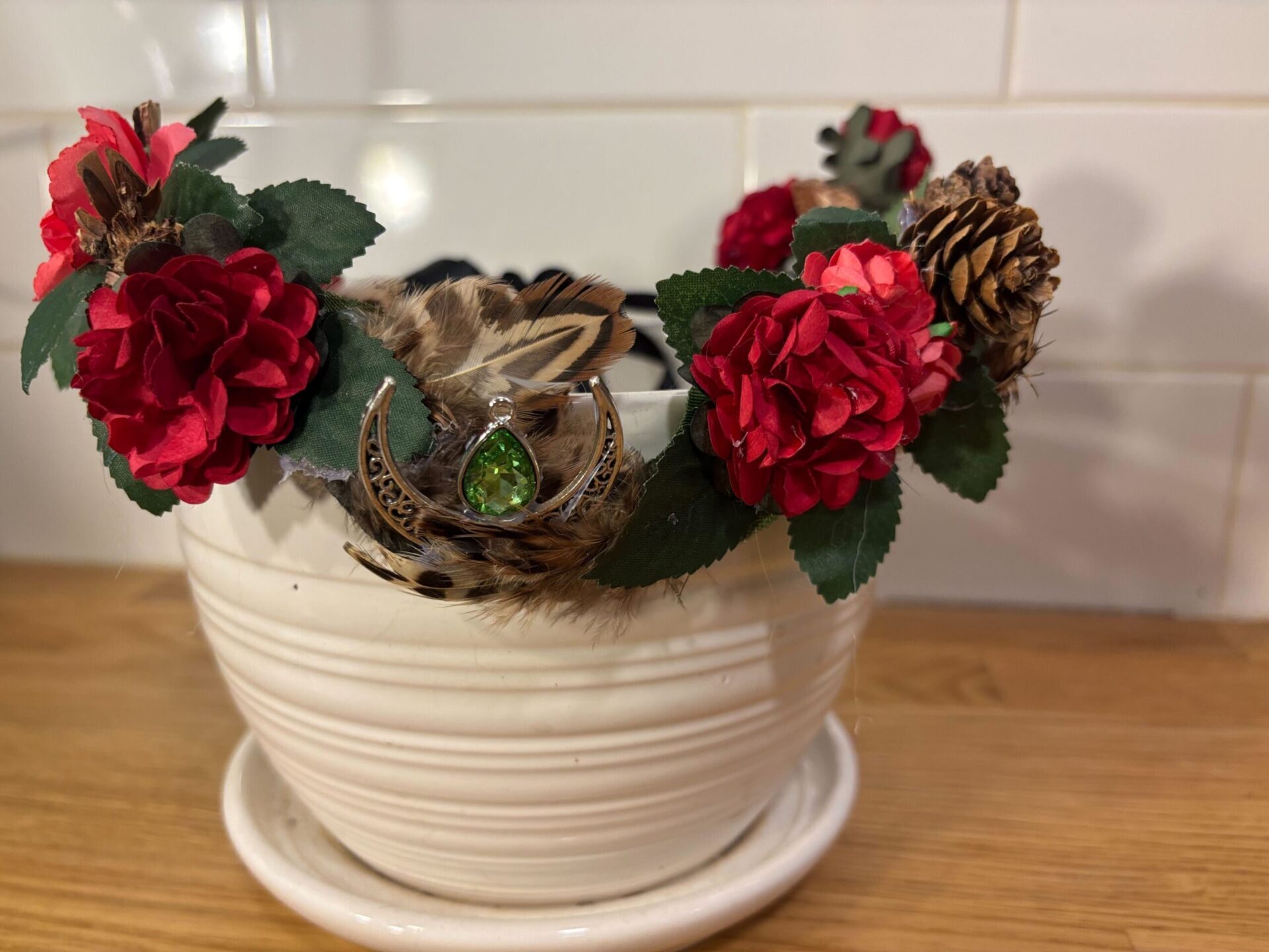 Diadème elfique fleurs rouges, plumes et pierre verte (90$)