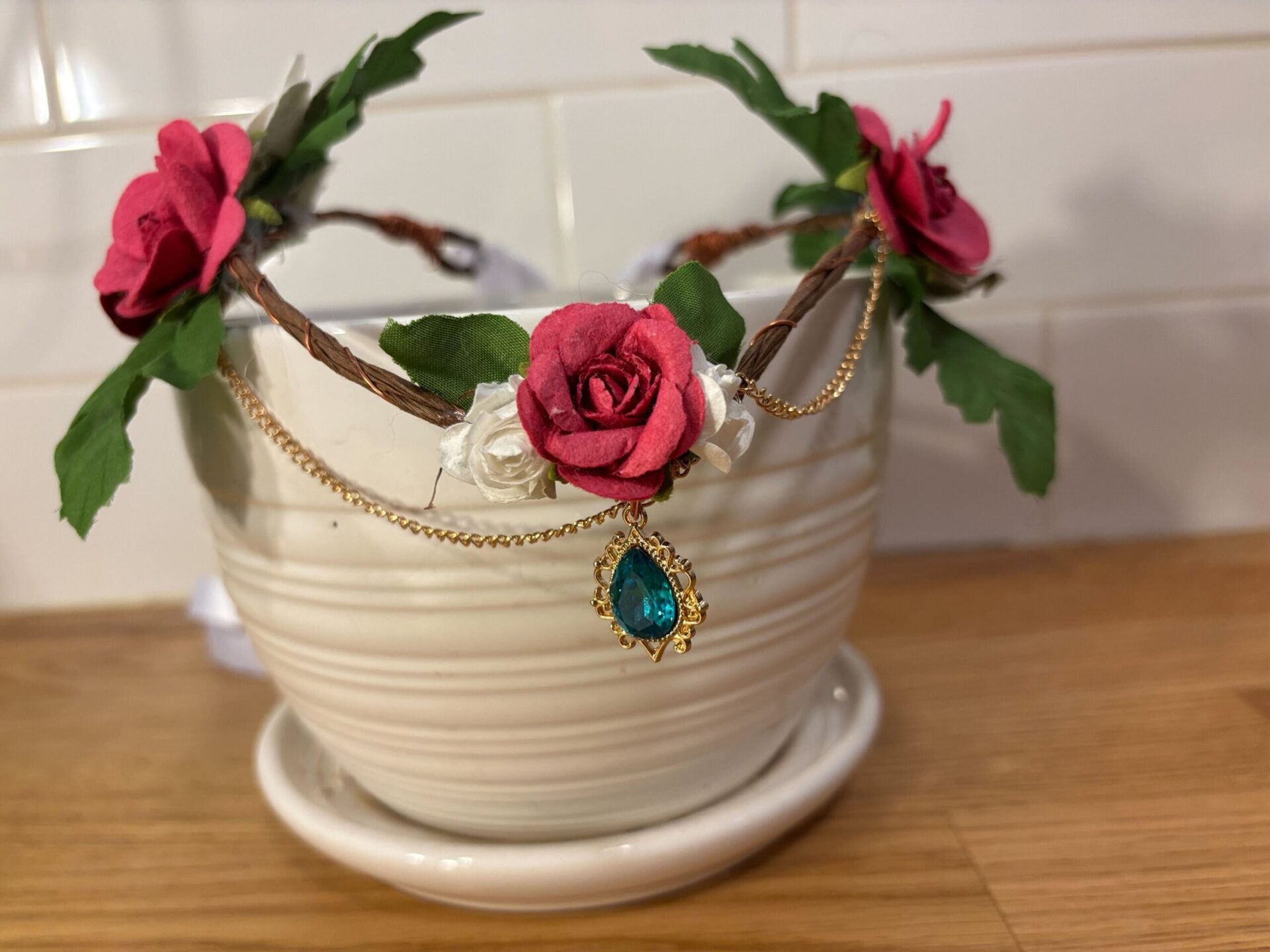 Diadème elfique roses, pierre verte et chaînes dorées (75$)