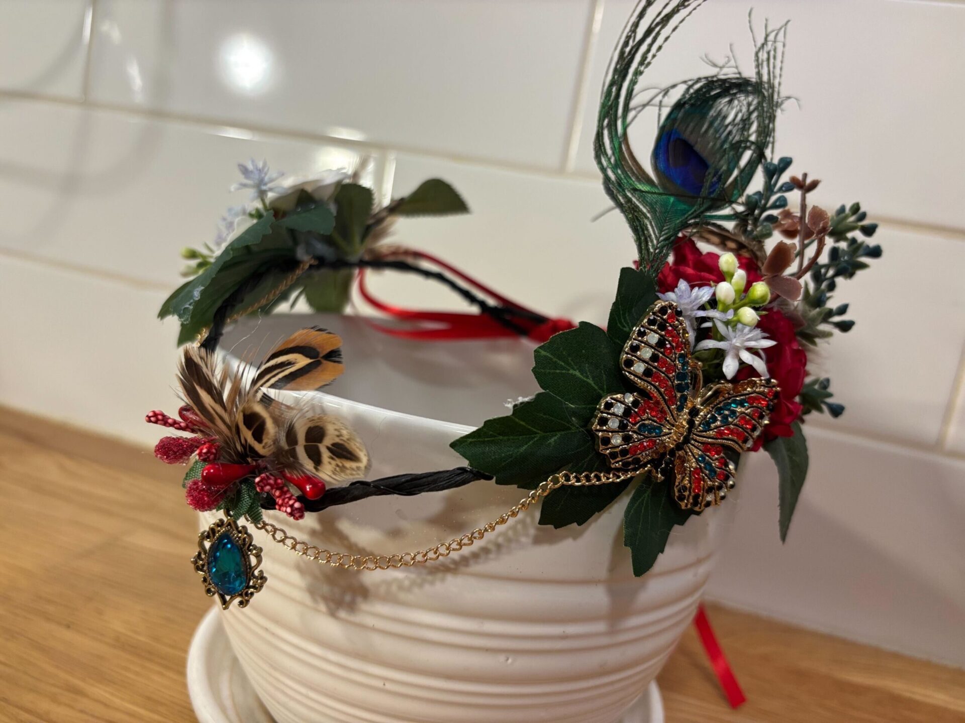 Diadème elfique bijou aqua-vert, papillon rouge et plumes de paon (115$)