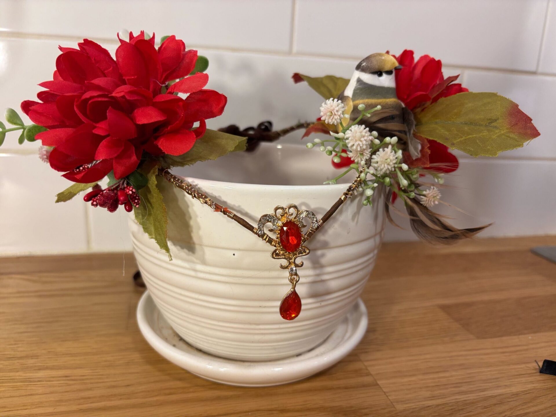Diadème elfique grosses fleurs, pierre rouges et oiseau (95$)