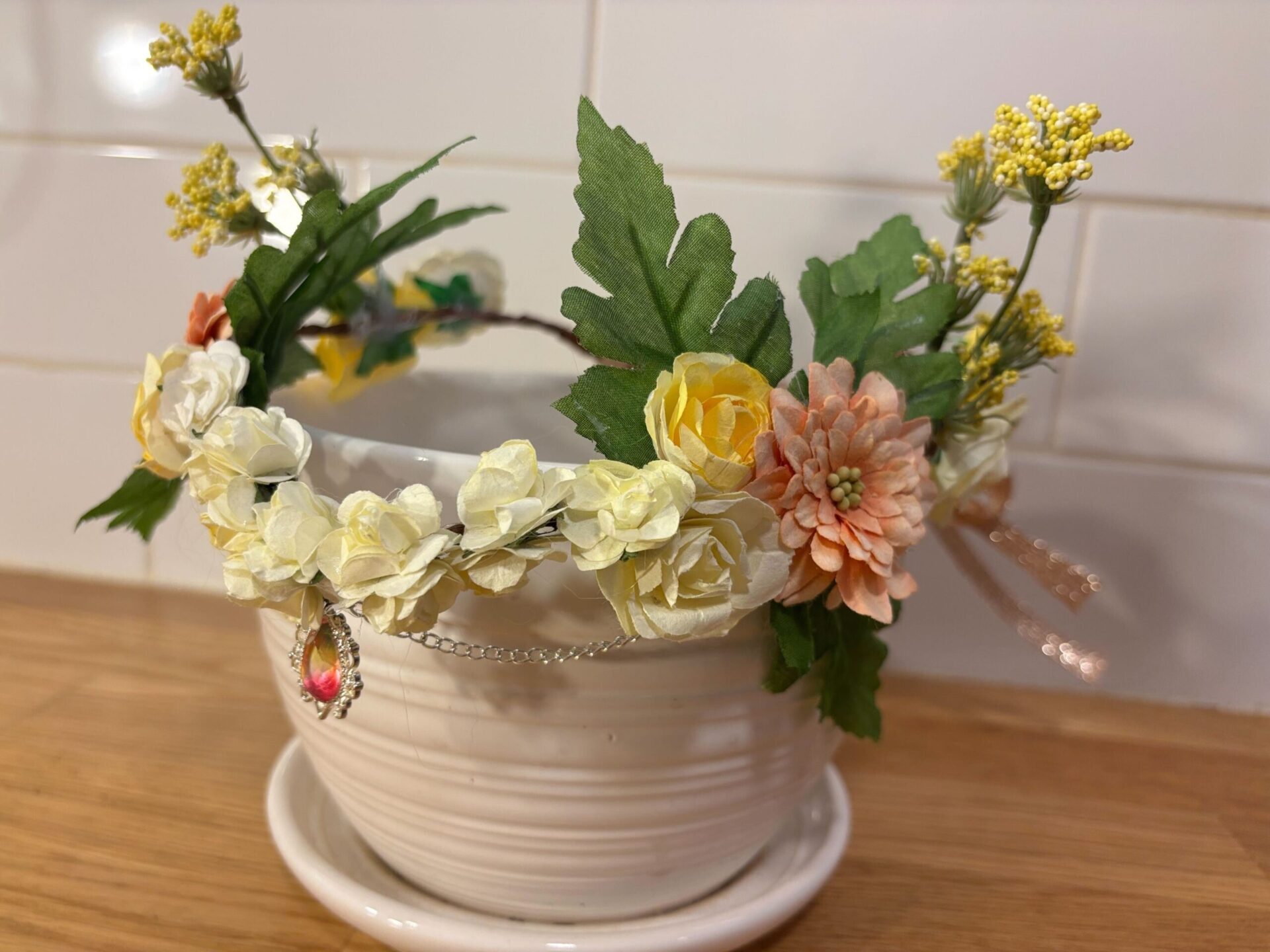 Diadème elfique fleurs jaunes, chaîne argent et bijou multicolore (90$)