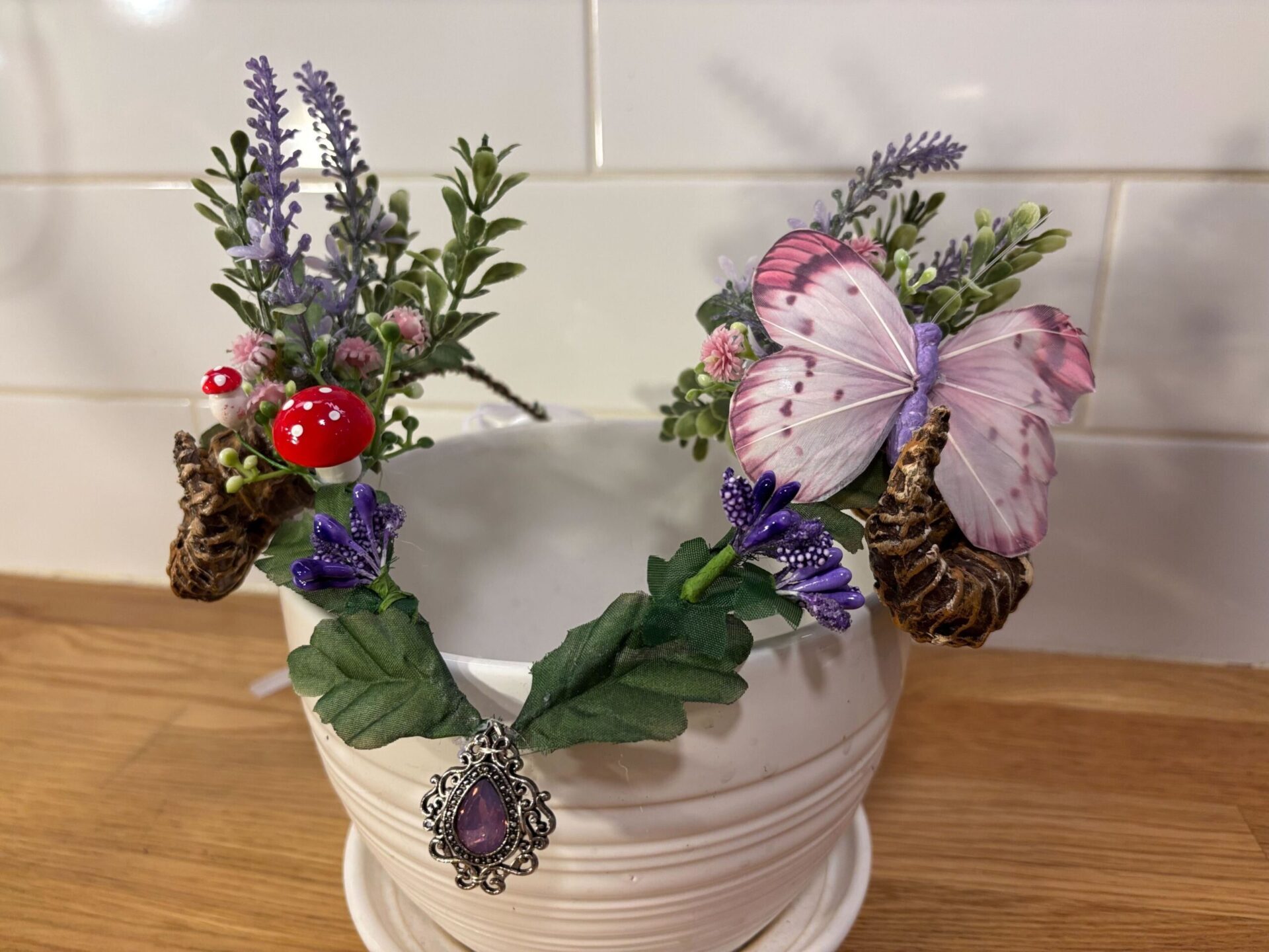 Diadème elfique avec petites cornes de mouton, papillon mauve (145$)